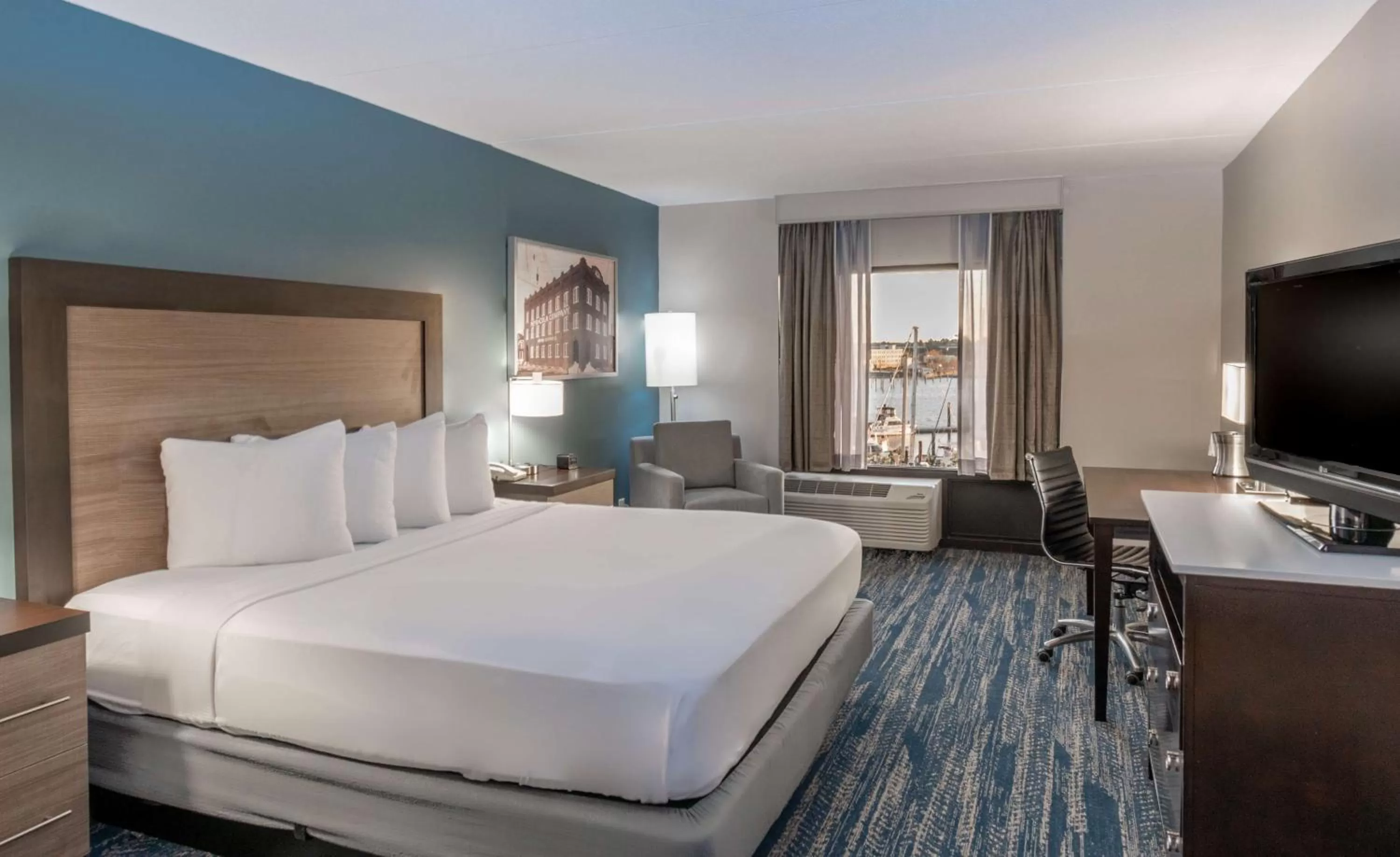 Bedroom, Bed in DoubleTree by Hilton New Bern - Riverfront