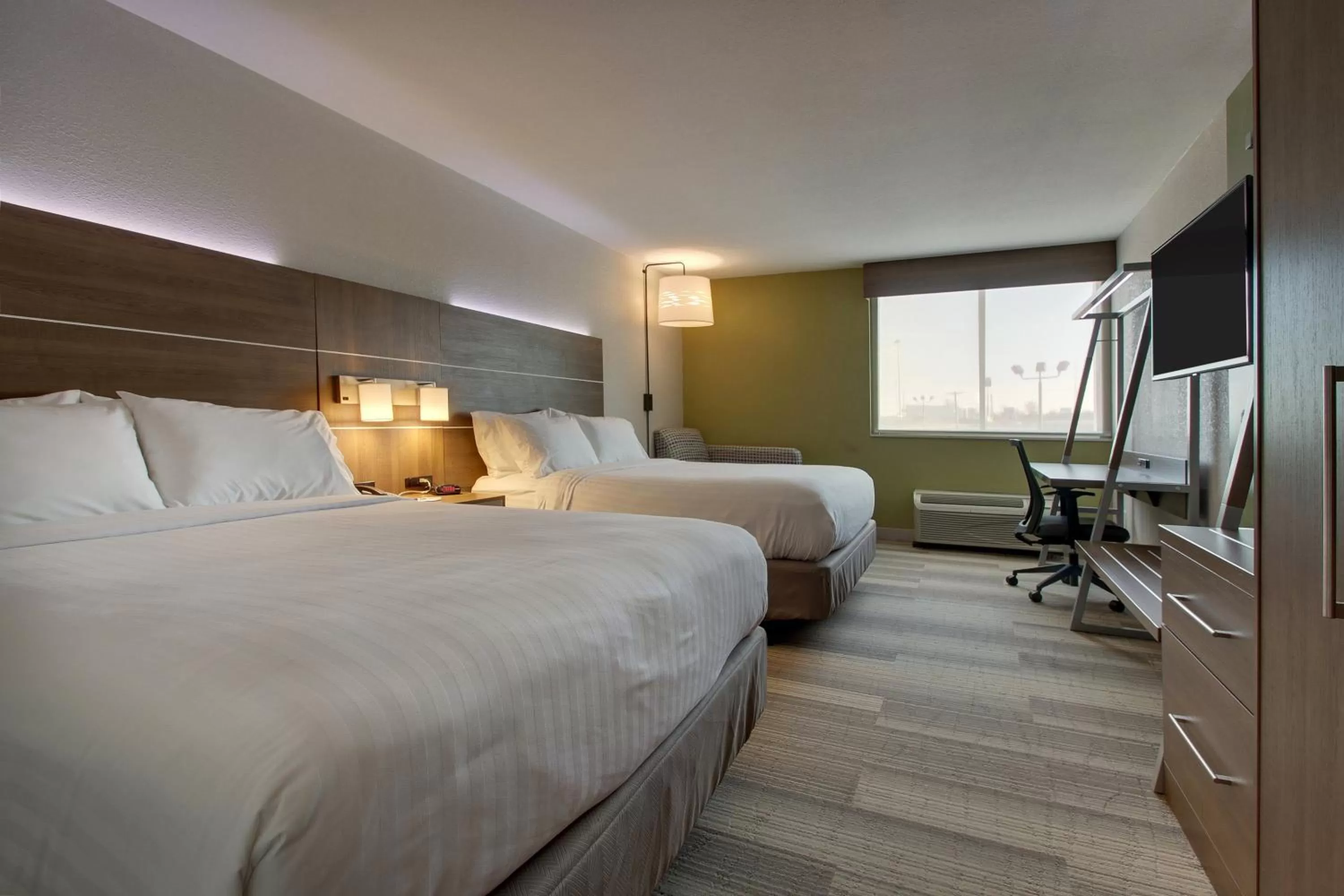 Photo of the whole room, Bed in Holiday Inn Express & Suites Wapakoneta by IHG