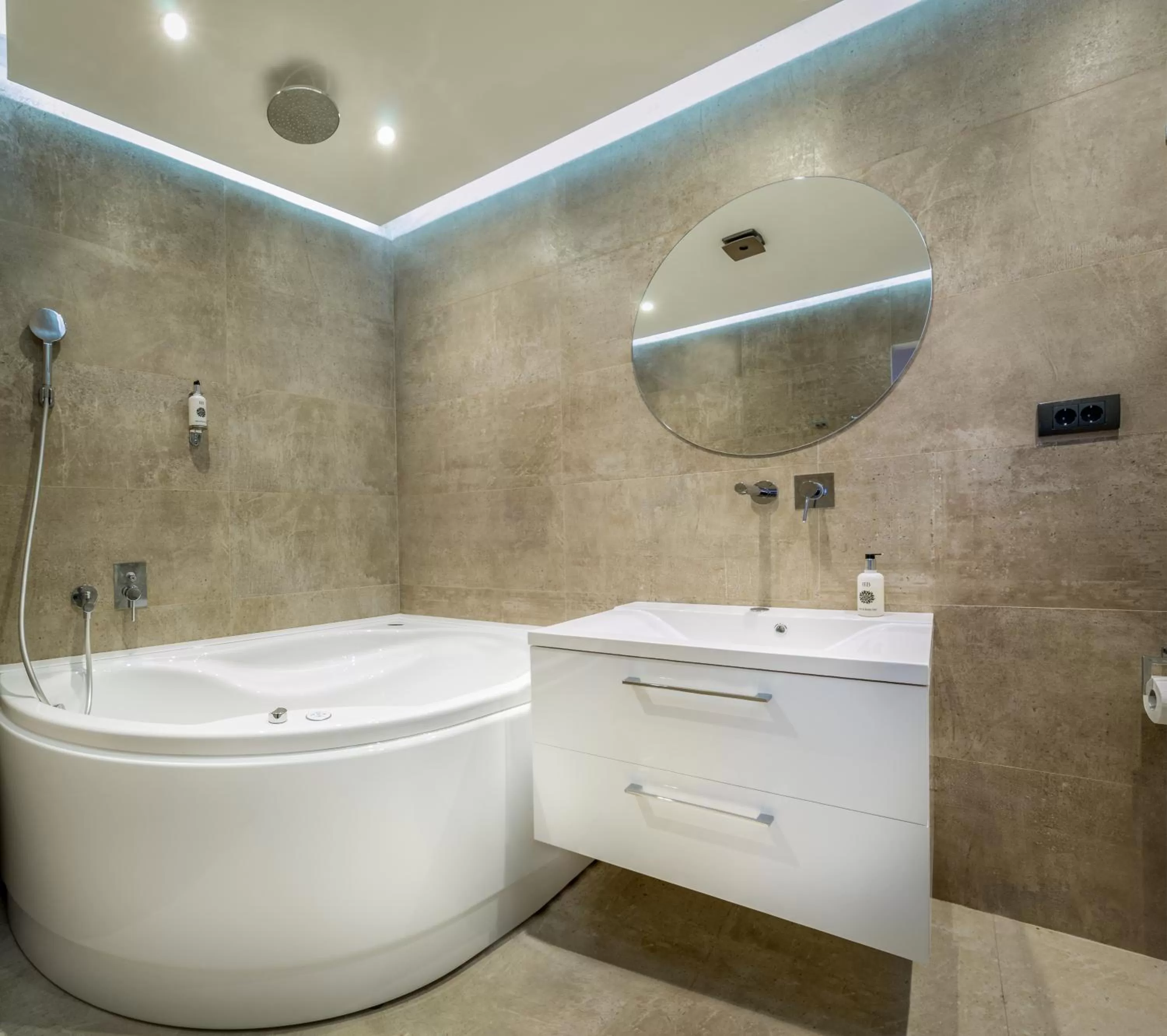 Hot Tub in Level Luxury Suites