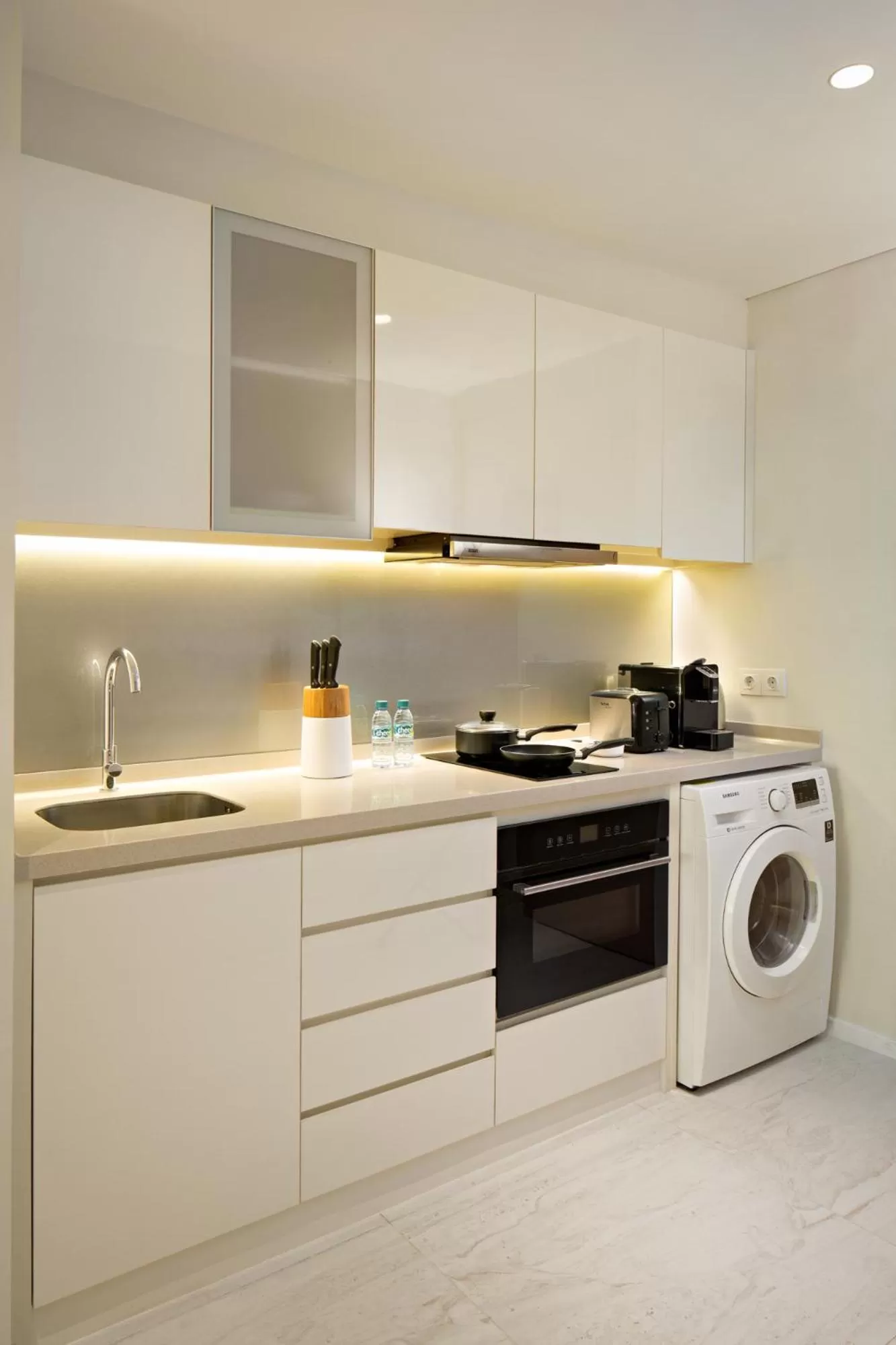 Coffee/tea facilities in Oakwood Hotel & Residence Surabaya