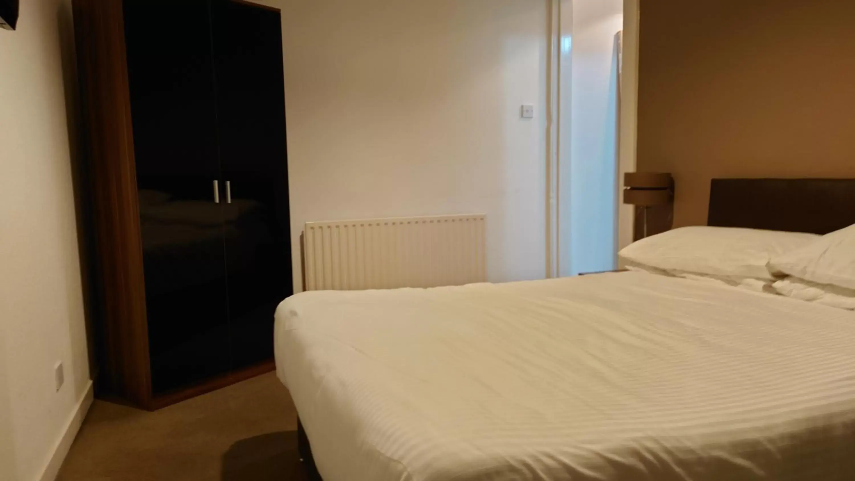 Large Double Room in Corner Hotel Large Double Room in Corner Hotel