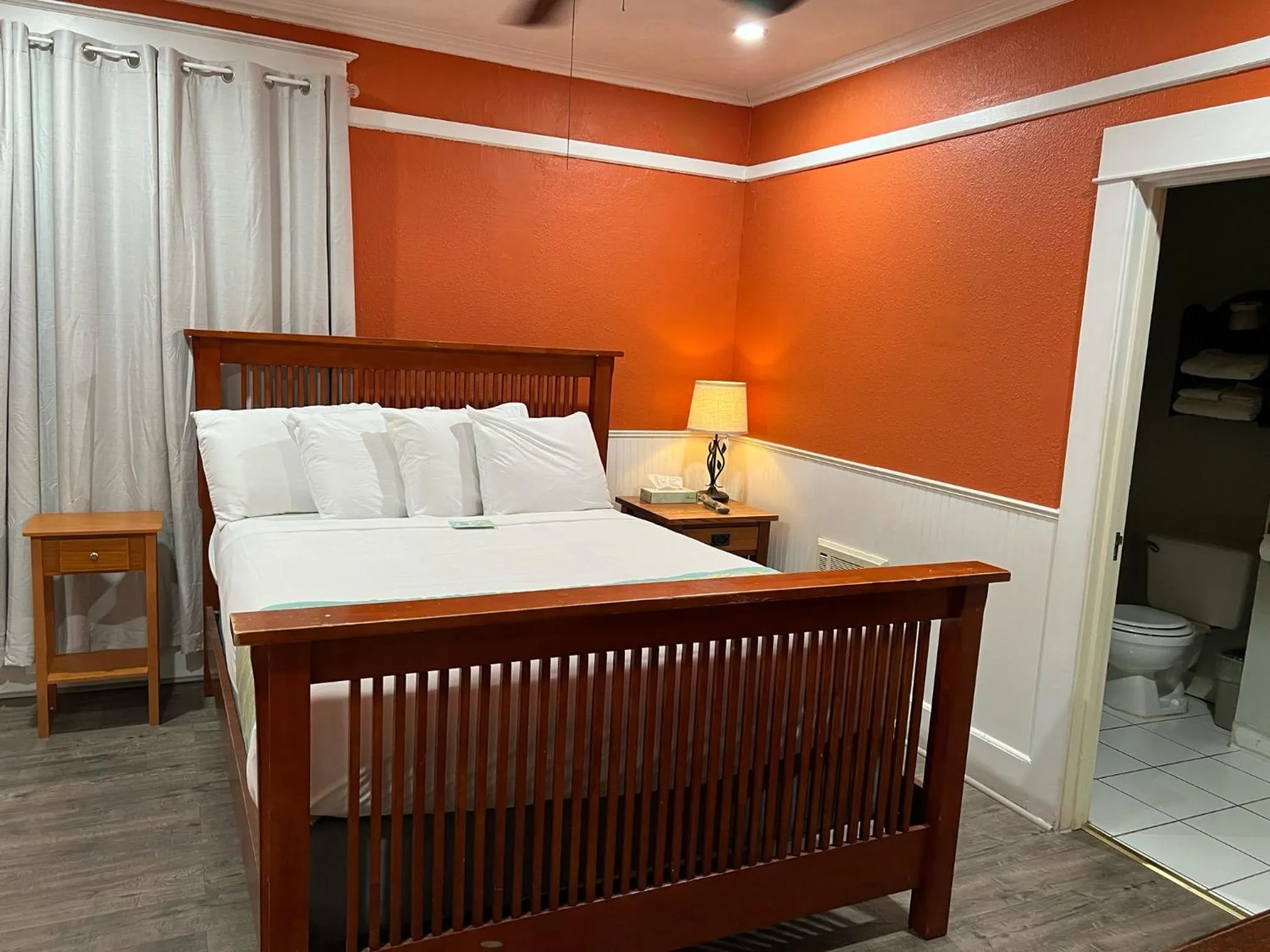 Bedroom in Americas Best Value Inn Royal Carriage