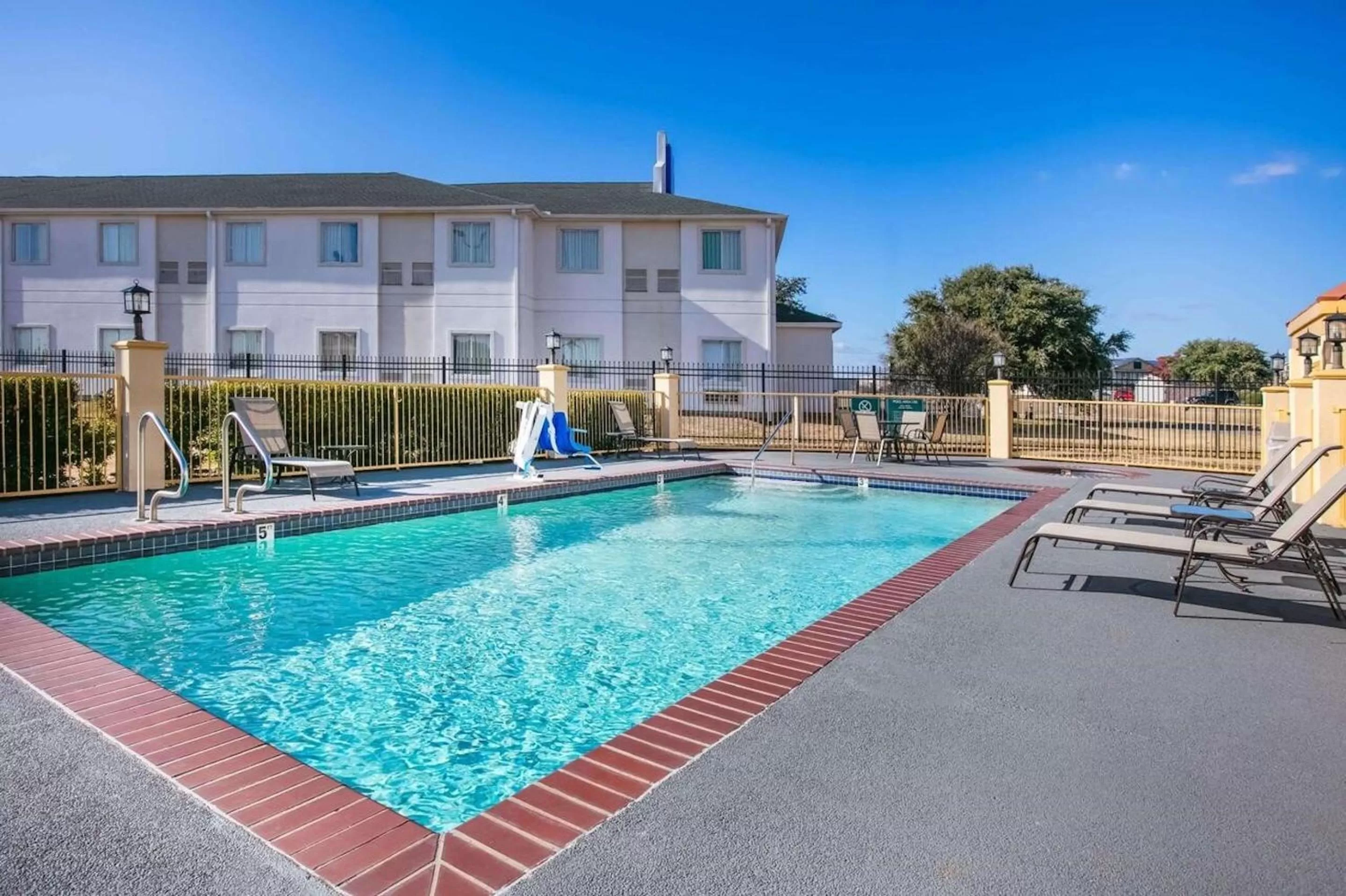 Swimming pool in Red Roof Inn Terrell