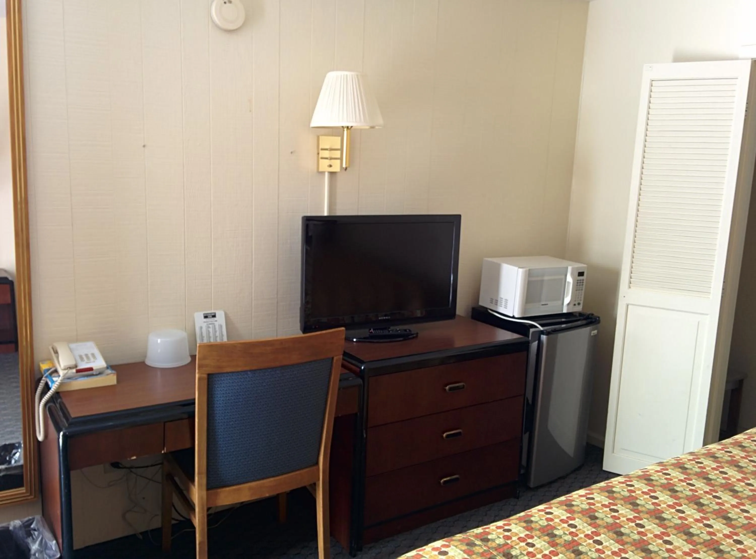 TV and multimedia in Economy Inn Toledo-Perrysburg