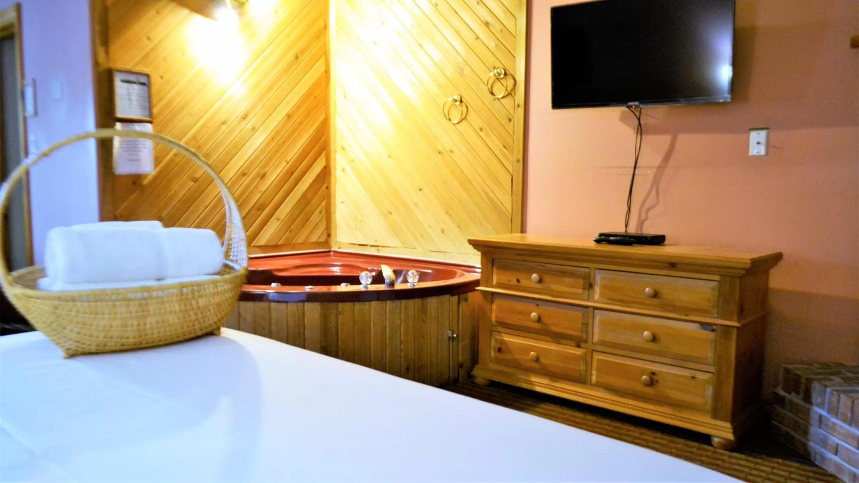 Bed in Knights Inn Colonial Fireside Inn