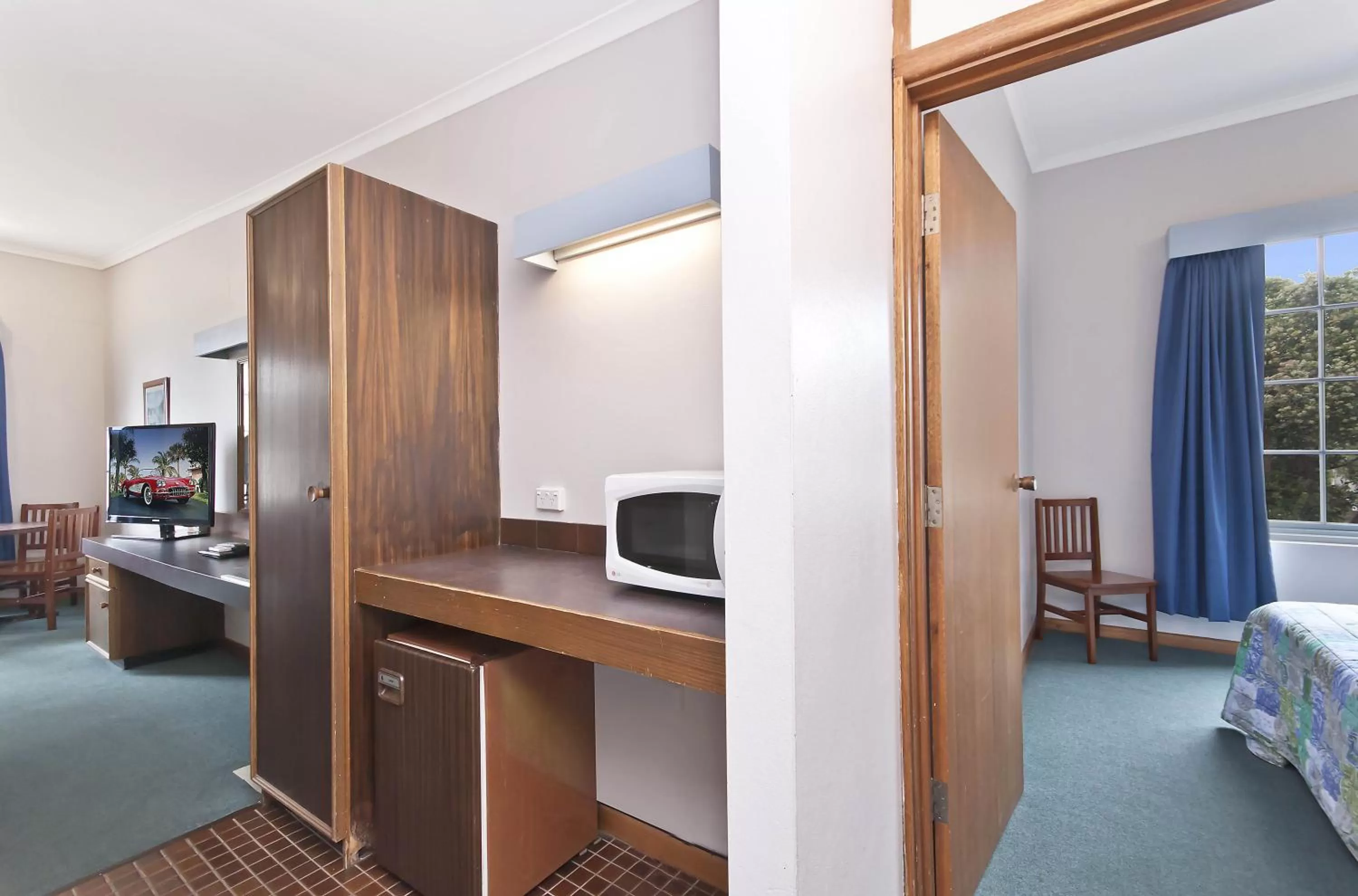 Coffee/tea facilities, TV/Entertainment Center in William Dutton Motel