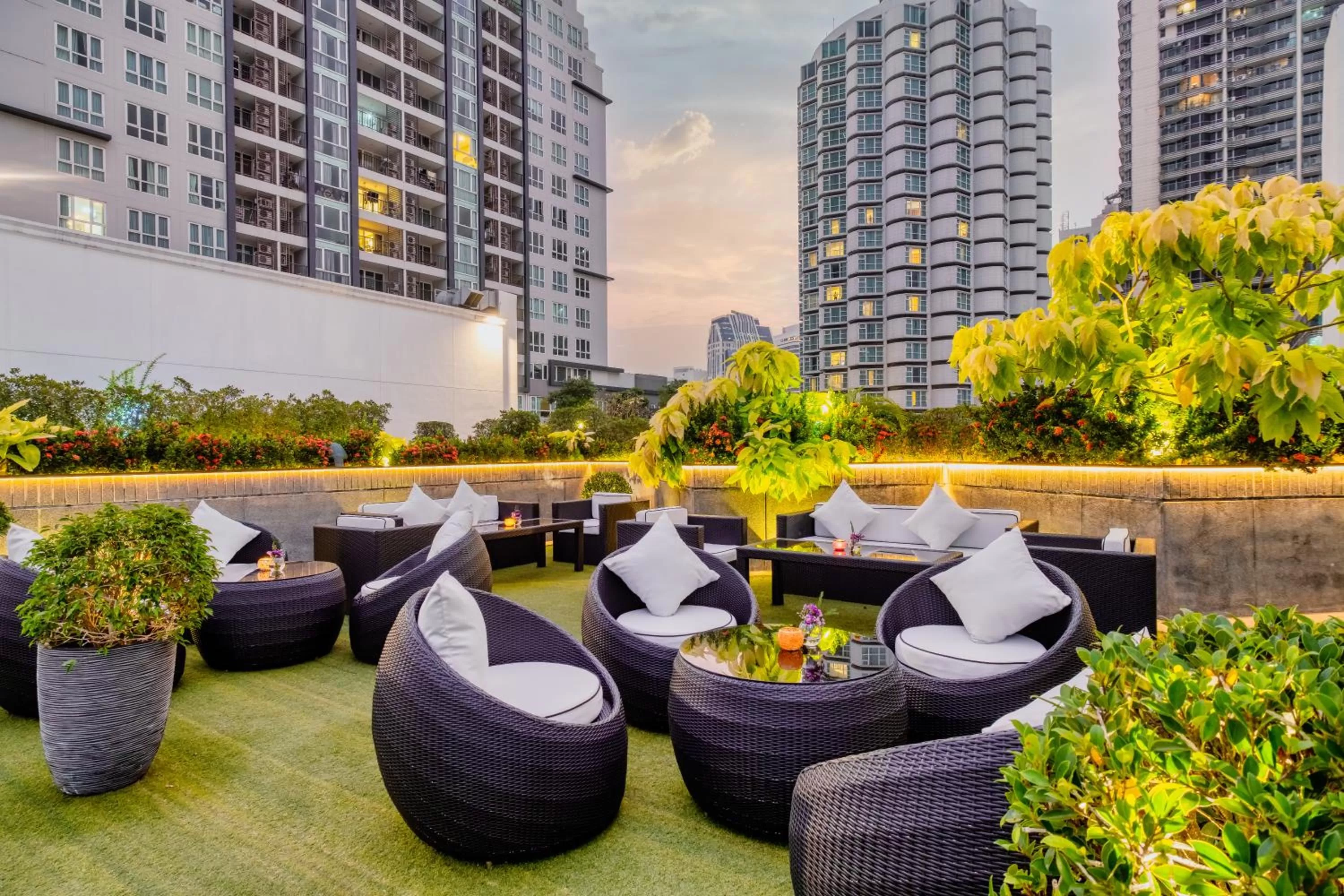 Lounge or bar in Mövenpick Hotel Sukhumvit 15 Bangkok