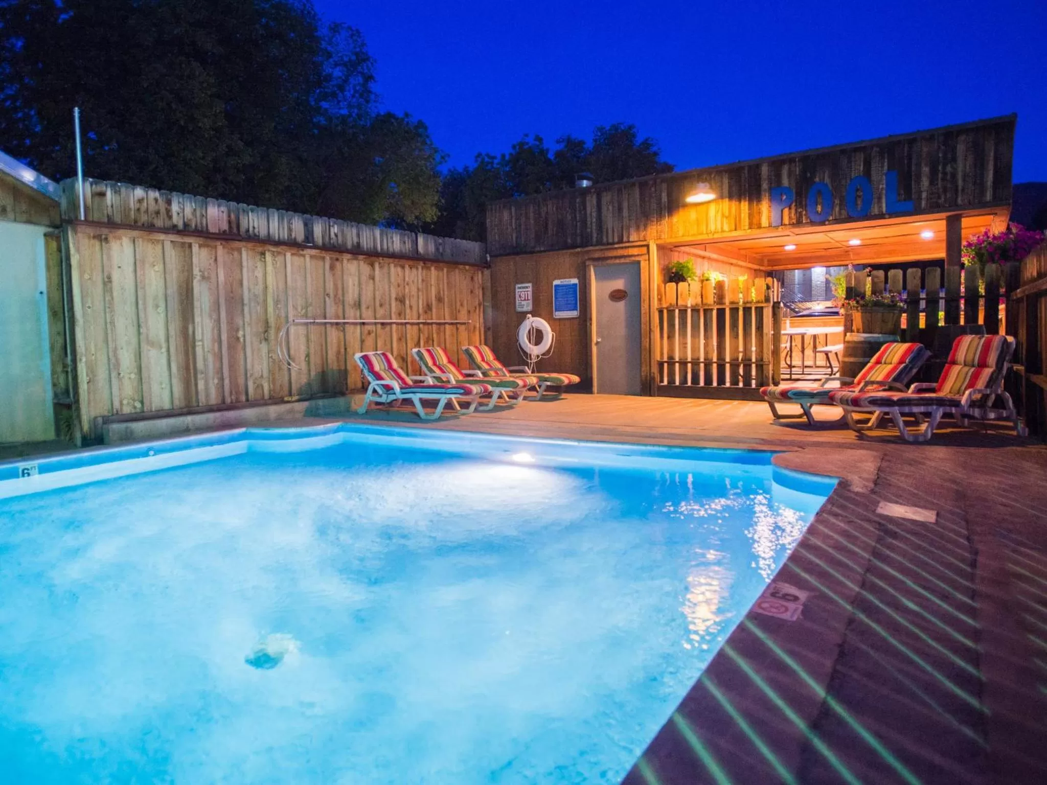 Swimming pool in Rustic Inn