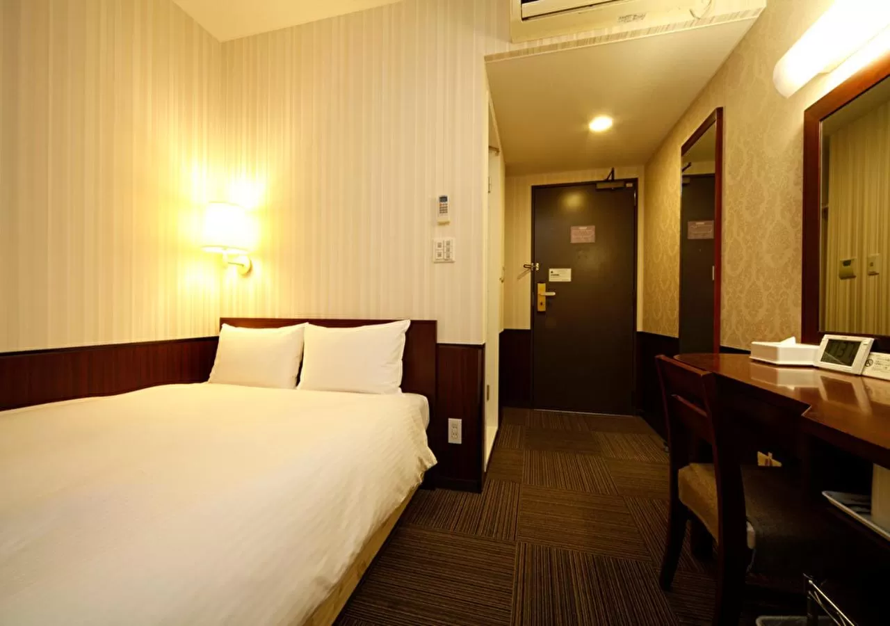 Double Room with Small Double Bed and Bath - Non-Smoking in Hotel Hillarys