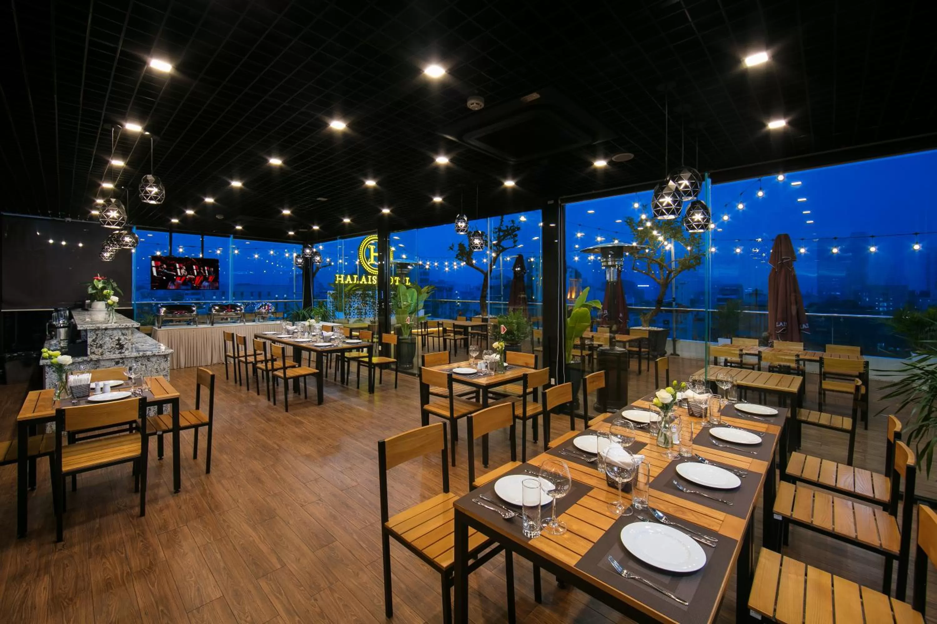 Restaurant/places to eat in Halais Hotel