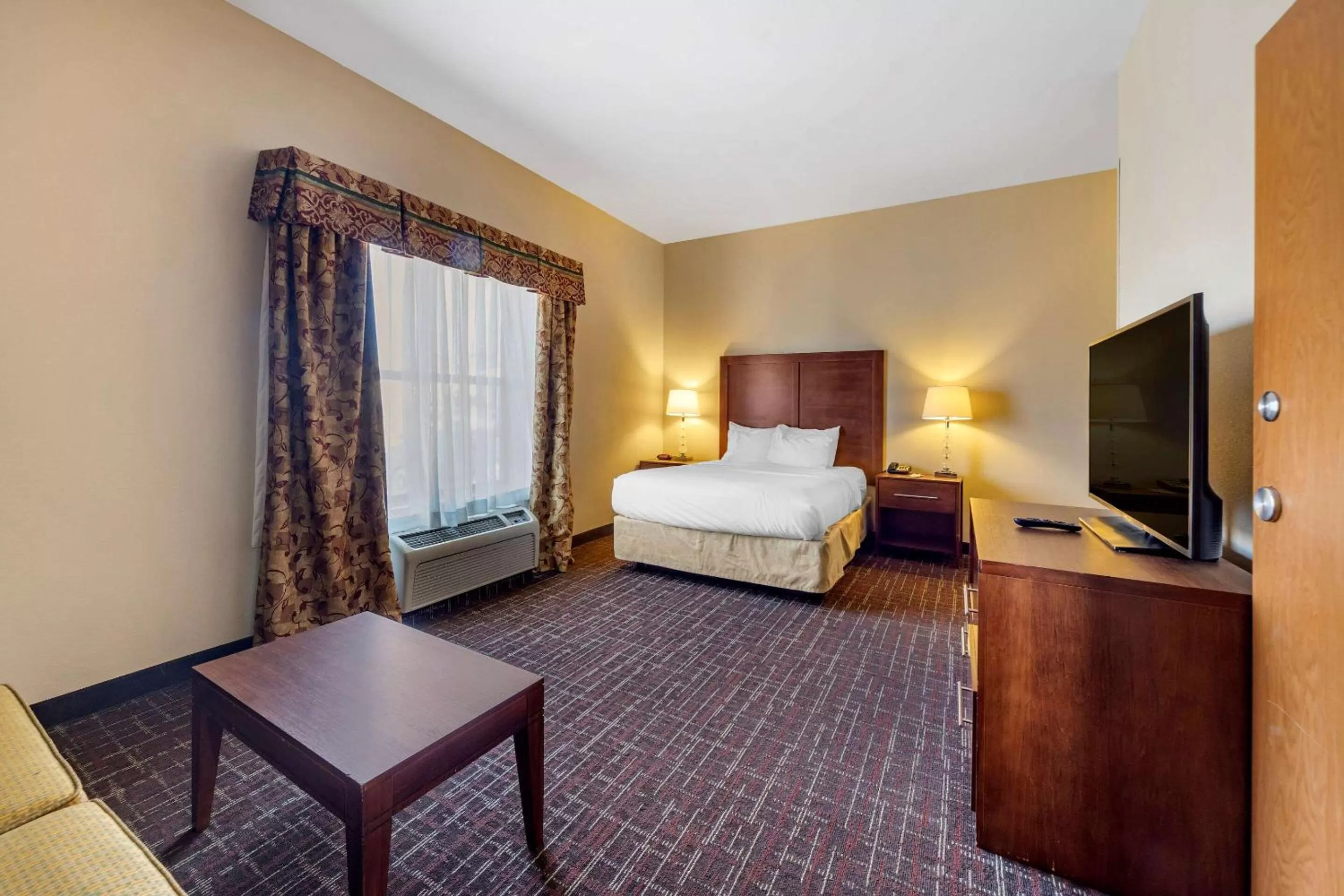 Photo of the whole room, Bed in Comfort Inn & Suites Shawnee North near I-40