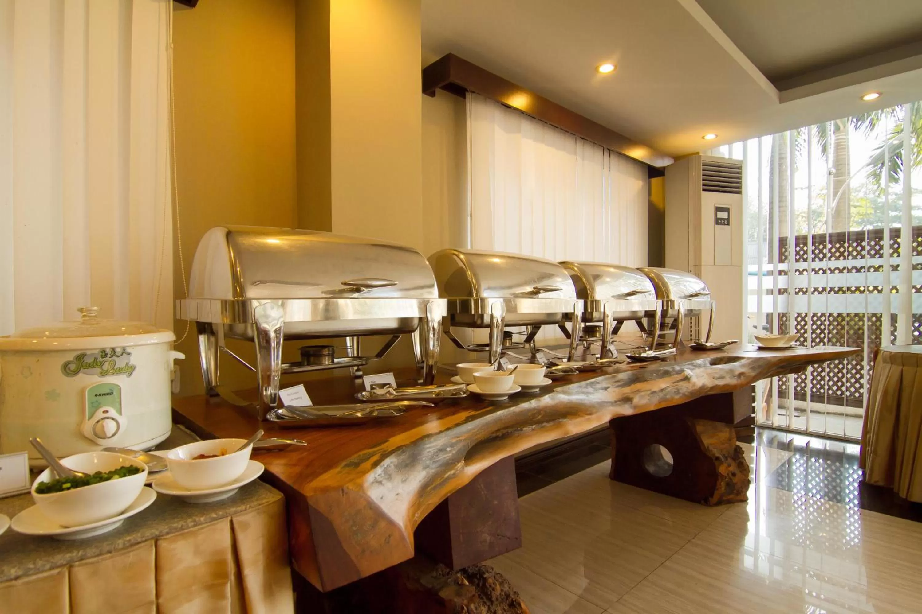 Restaurant/places to eat in Hotel Yankin