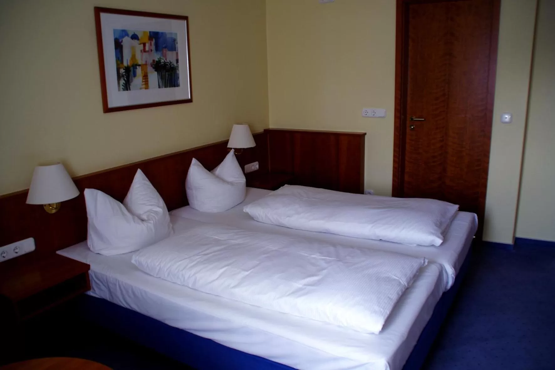 Shower, Bed in Hotel Mühlenhof Lollar