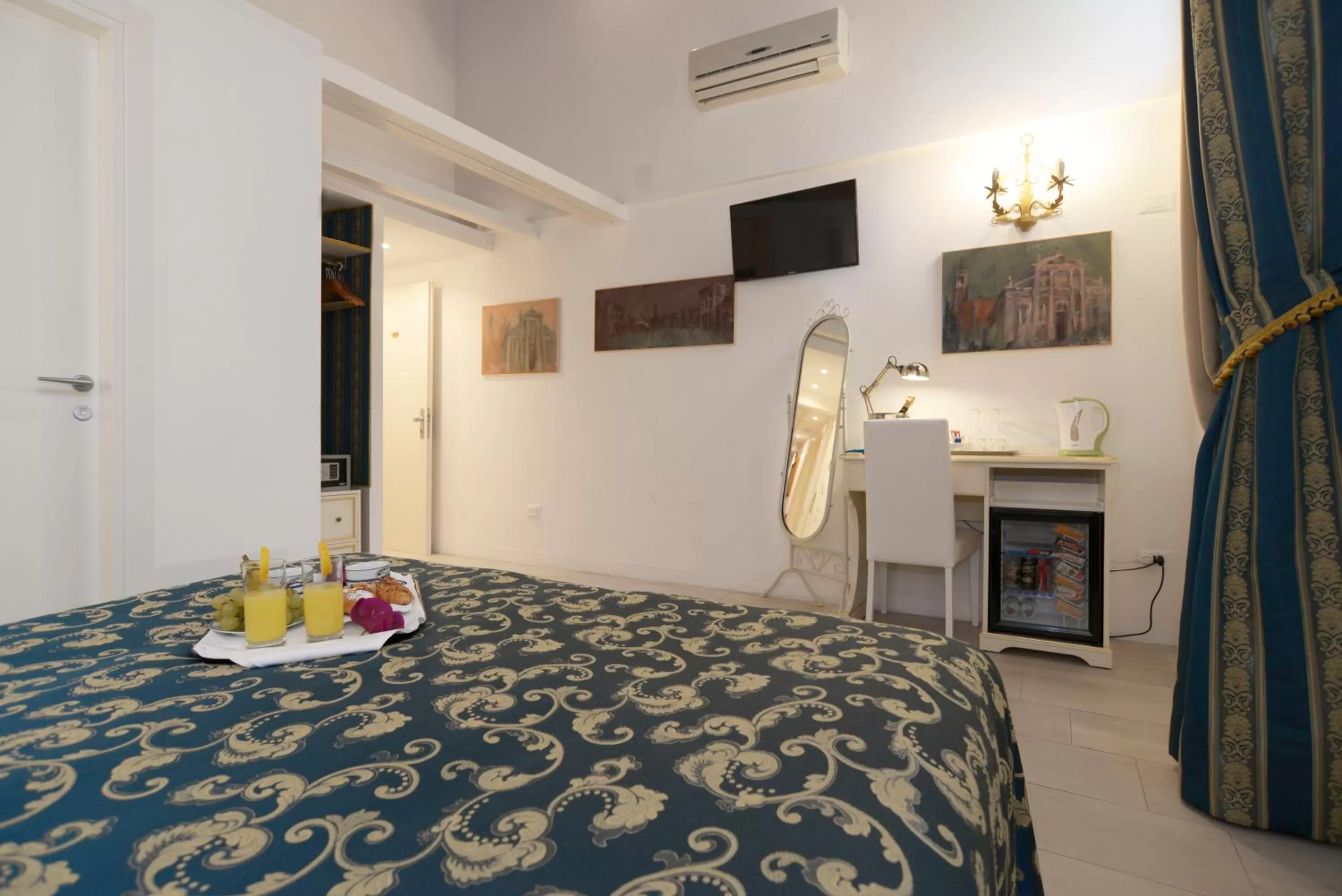 Decorative detail, Bed in Al Mascaron Ridente