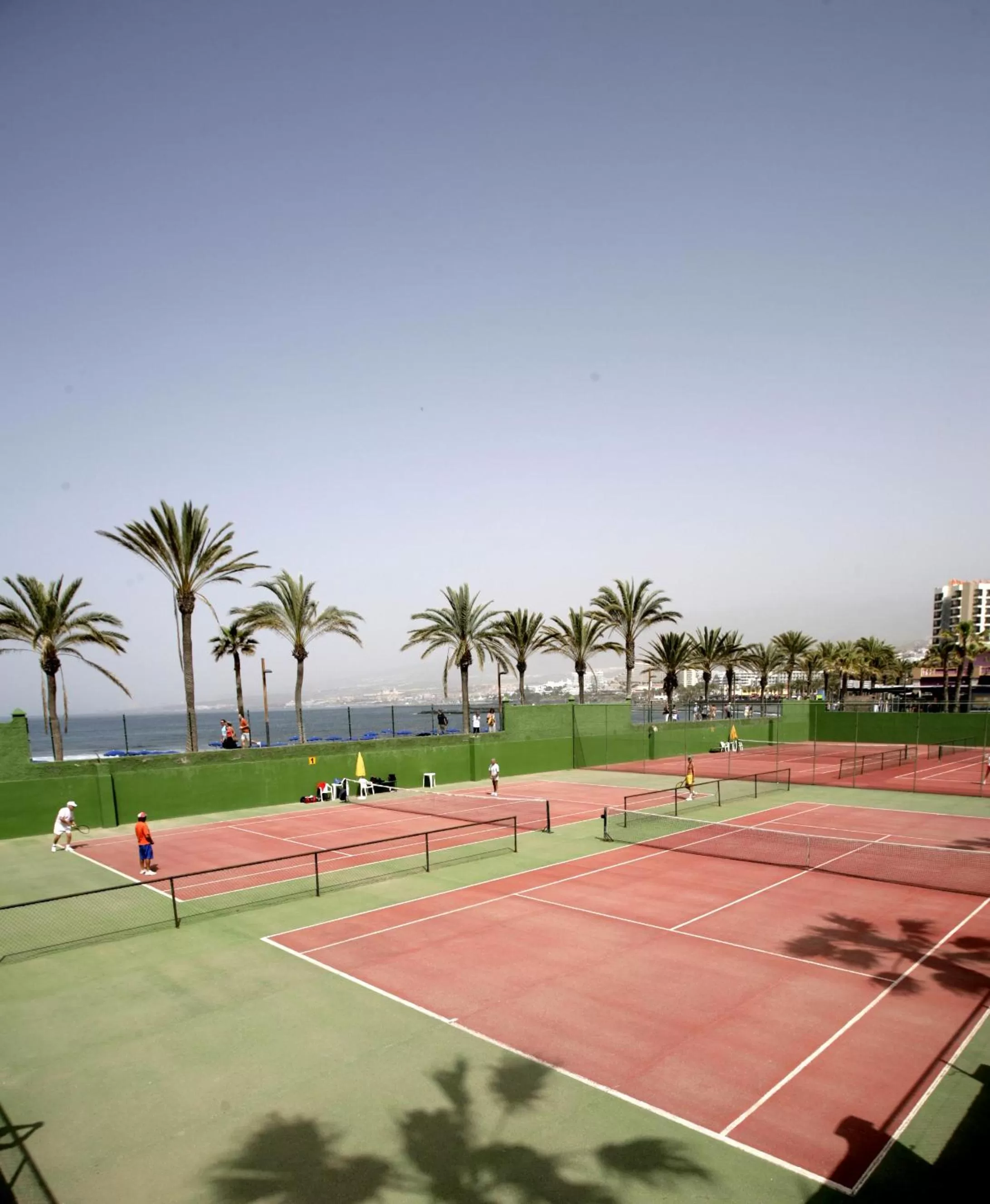 Tennis court in H10 Las Palmeras