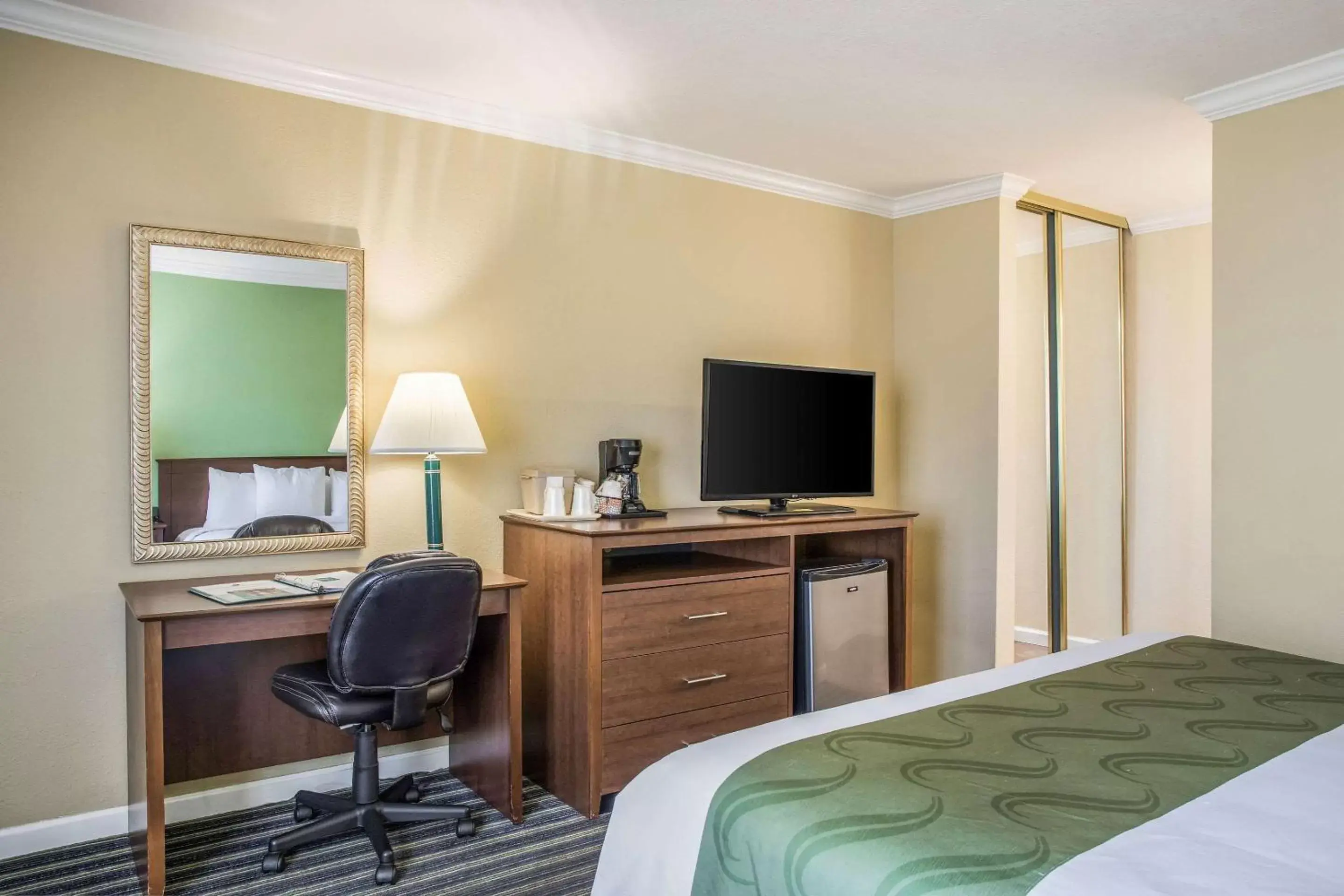 Business King Room - Non-Smoking in Quality Inn Santa Barbara Business King Room - Non-Smoking in Quality Inn Santa Barbara