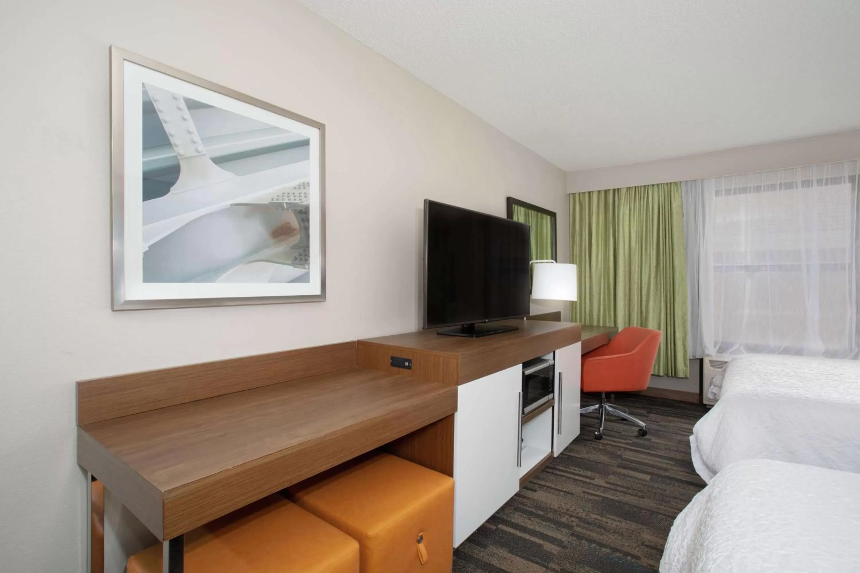Bedroom, Bed in Hampton Inn & Suites Kansas City-Merriam