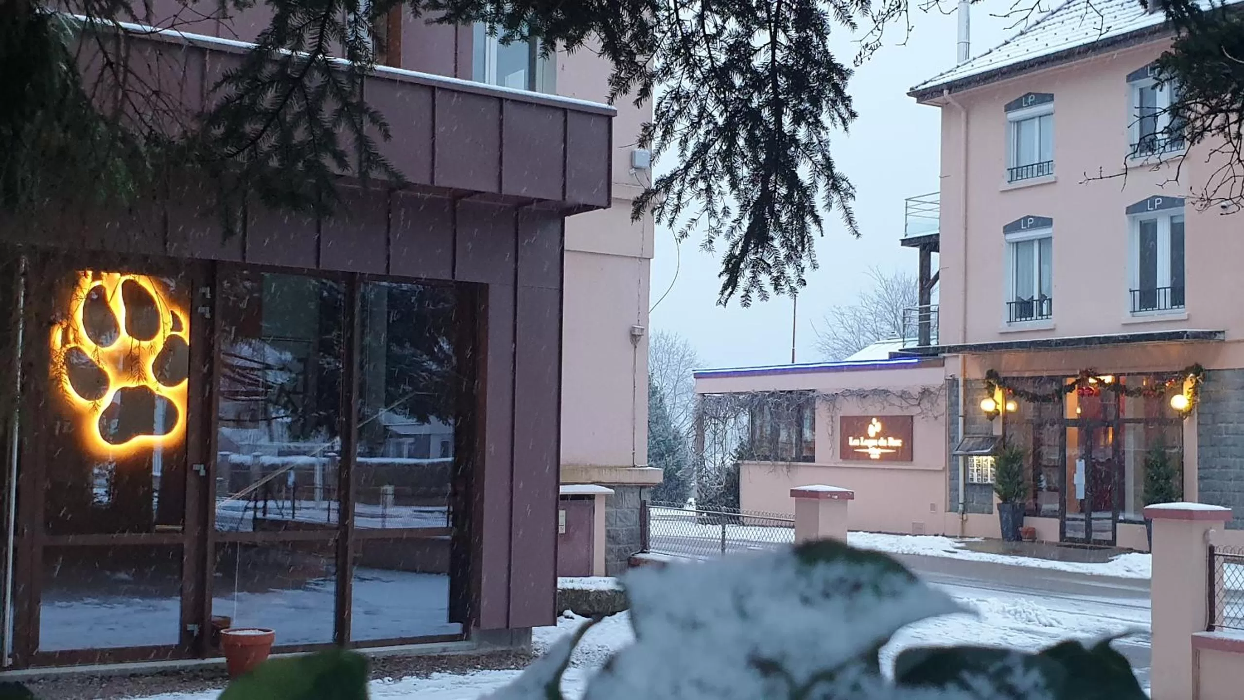 Property building in Les Loges Du Parc