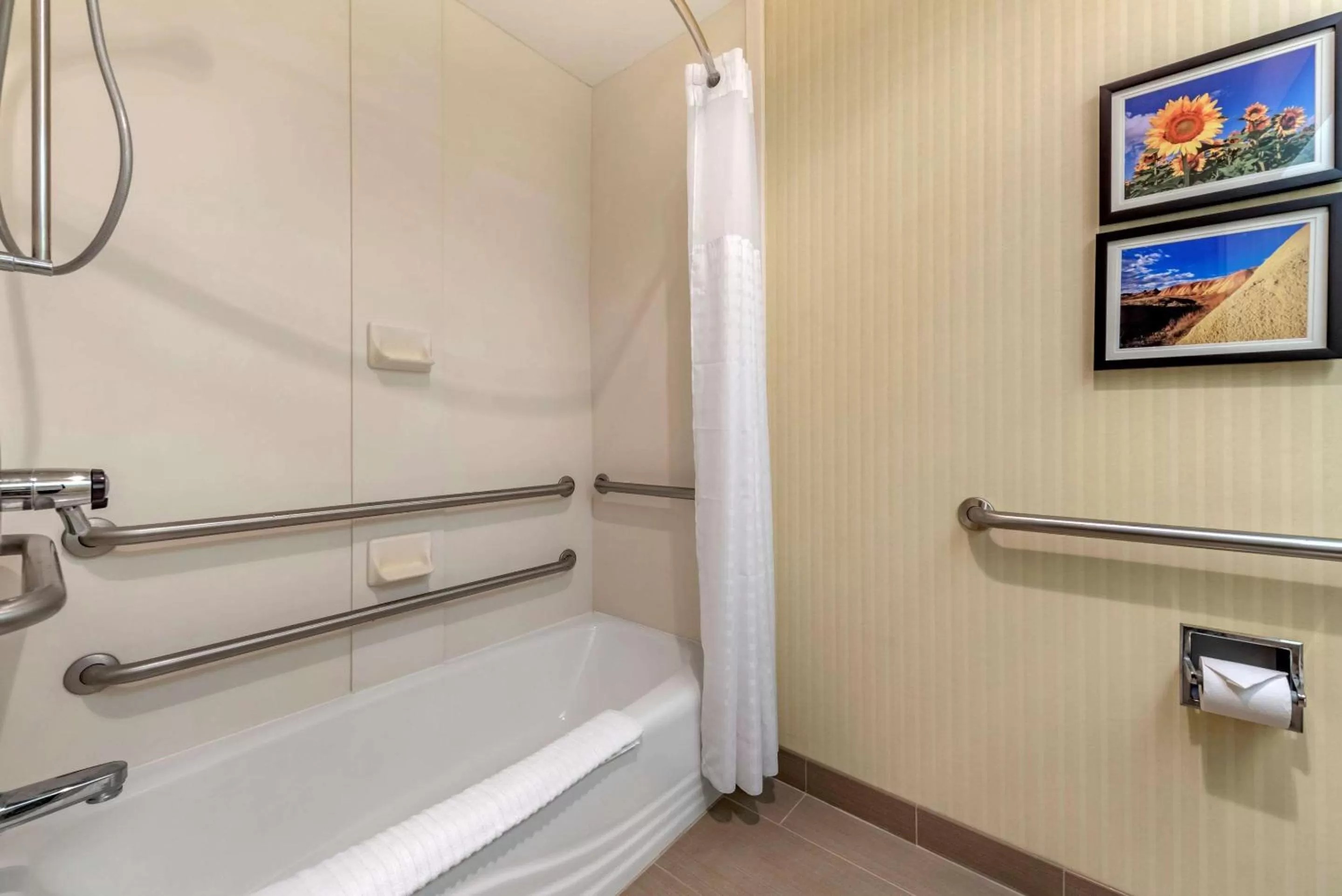 Bathroom in Comfort Inn & Suites Warsaw near US-30