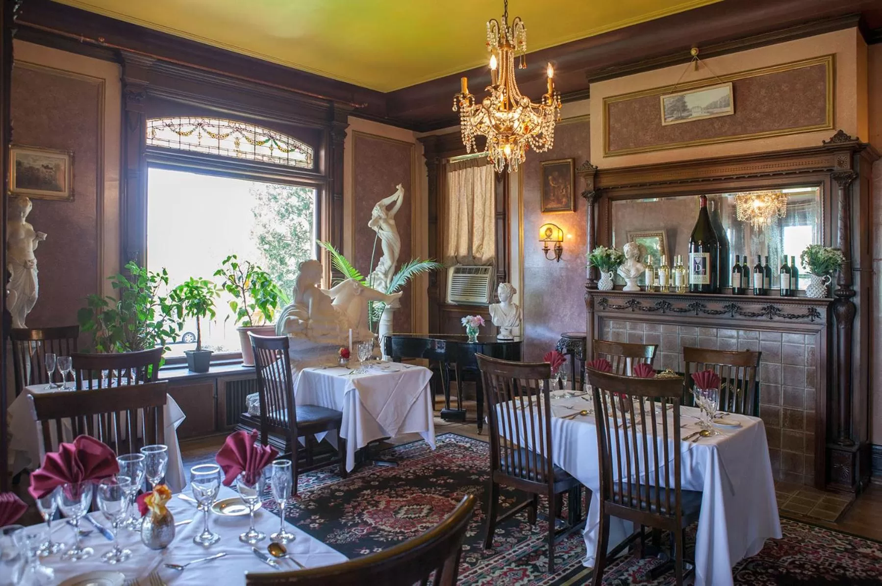 Restaurant/places to eat in Henderson Castle Inn