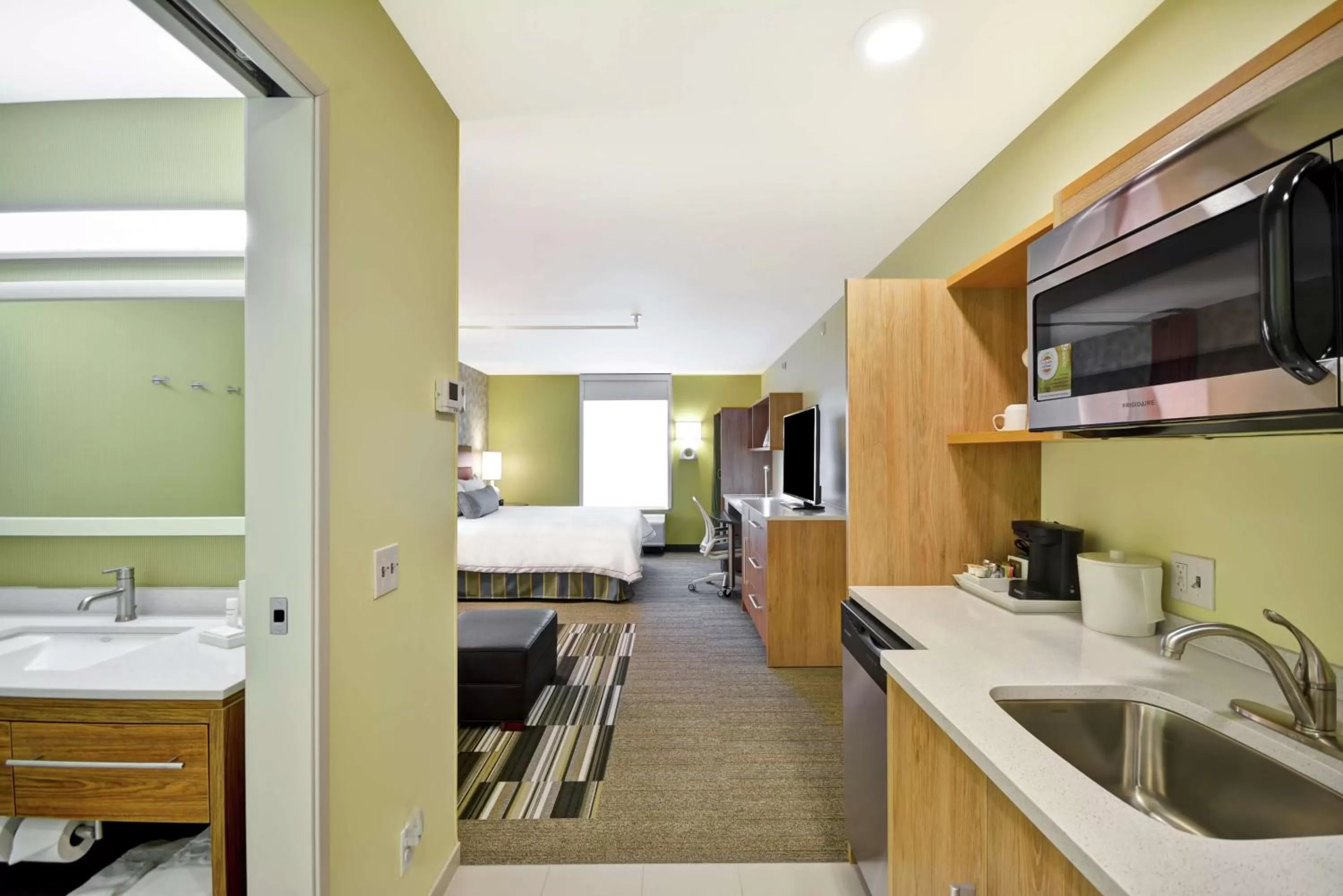Kitchen or kitchenette, Bed in Home2 Suites By Hilton Rapid City