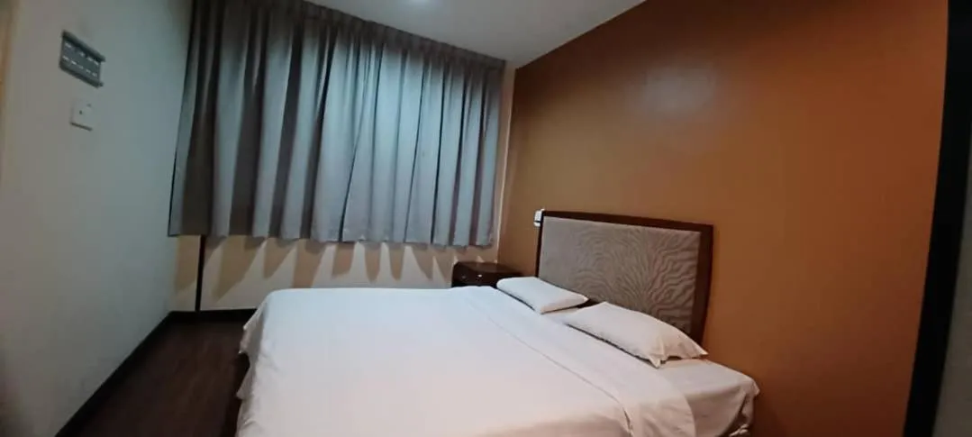 Bed in Hotel Sadong88