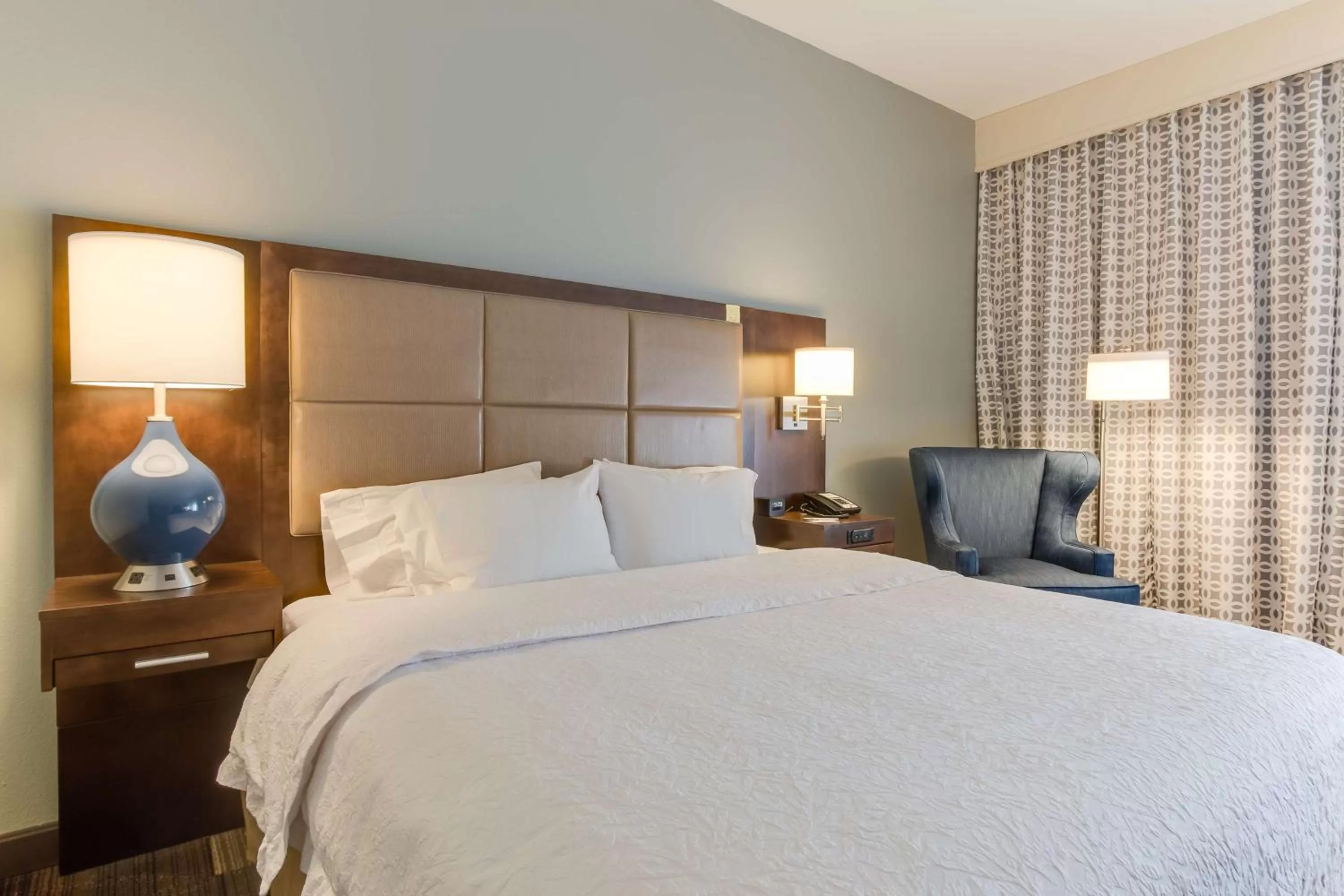 Bed in Hampton Inn Bellevue/Nashville I-40 West