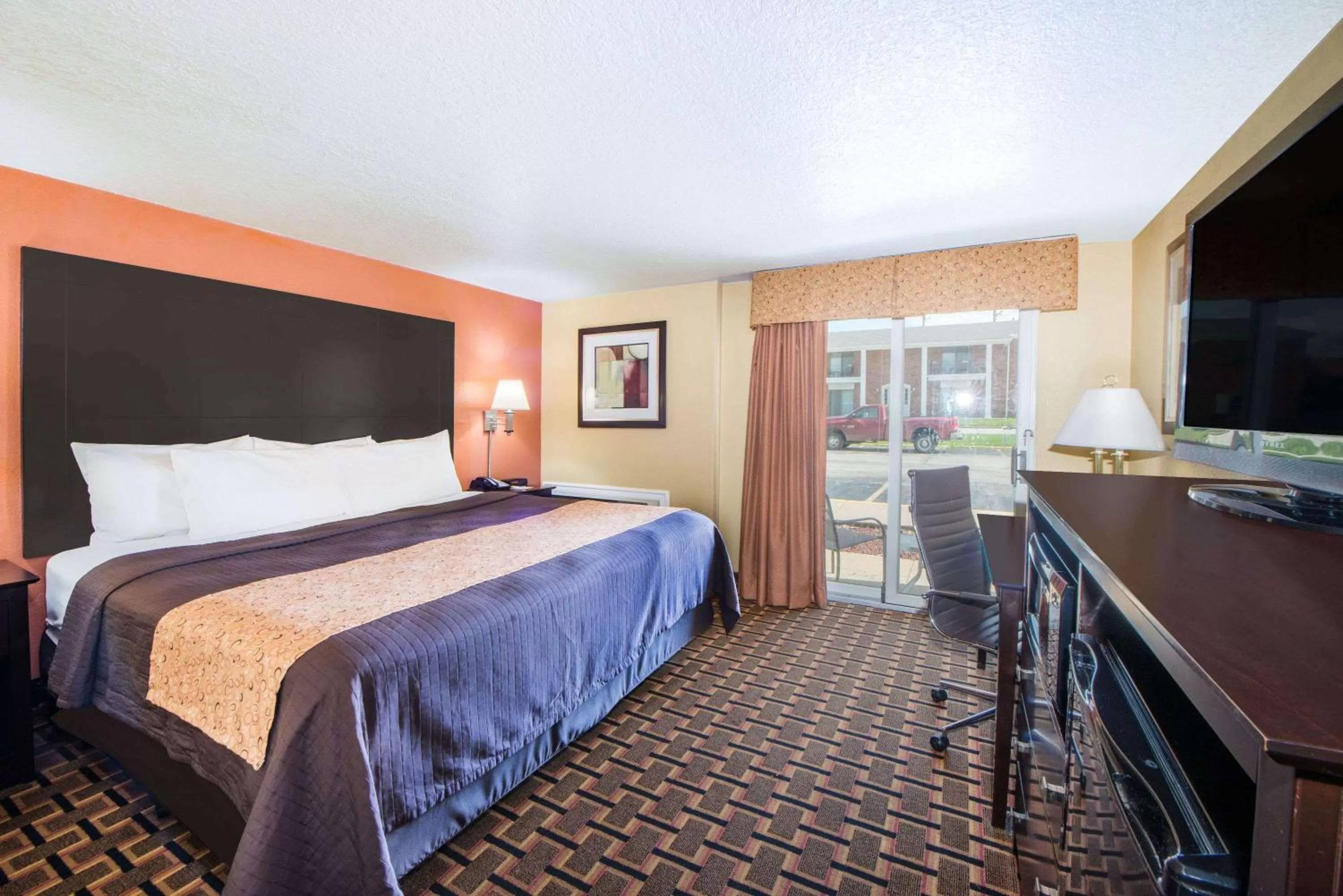 Photo of the whole room, Bed in Days Inn by Wyndham Joplin