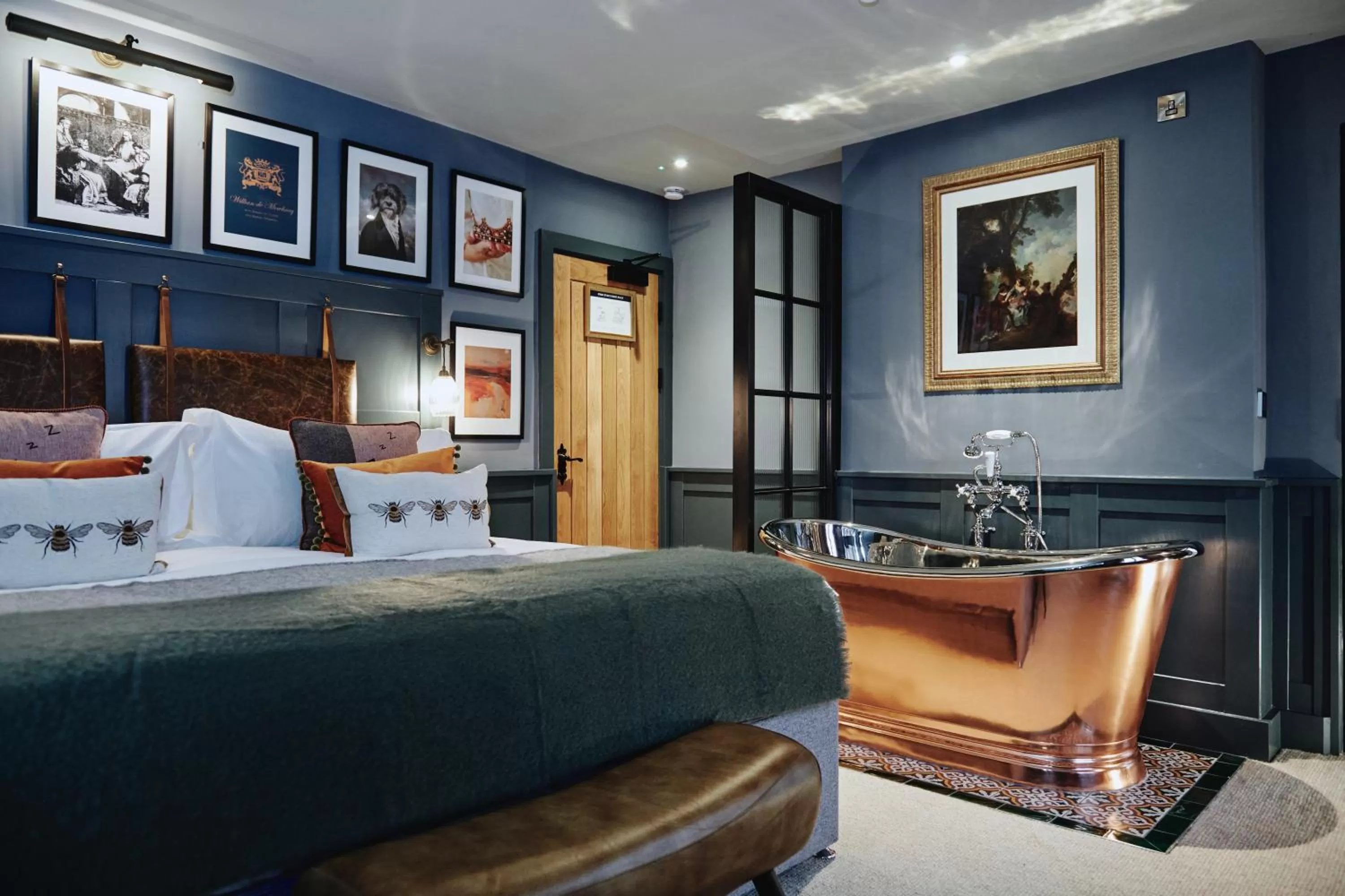 Bed in Kings Arms - Egham-Windsor