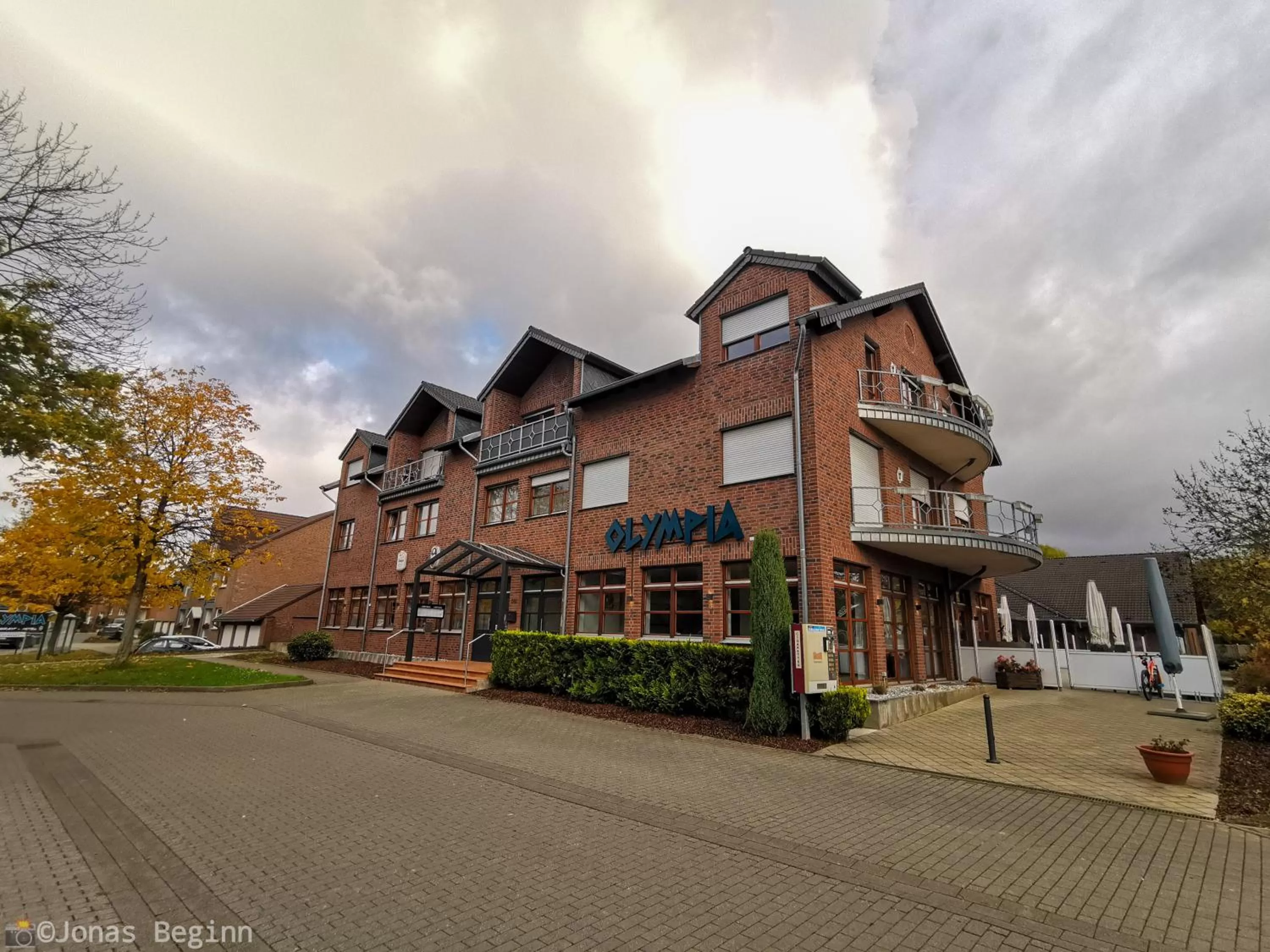 Property building in Olympia Hotel & Restaurant