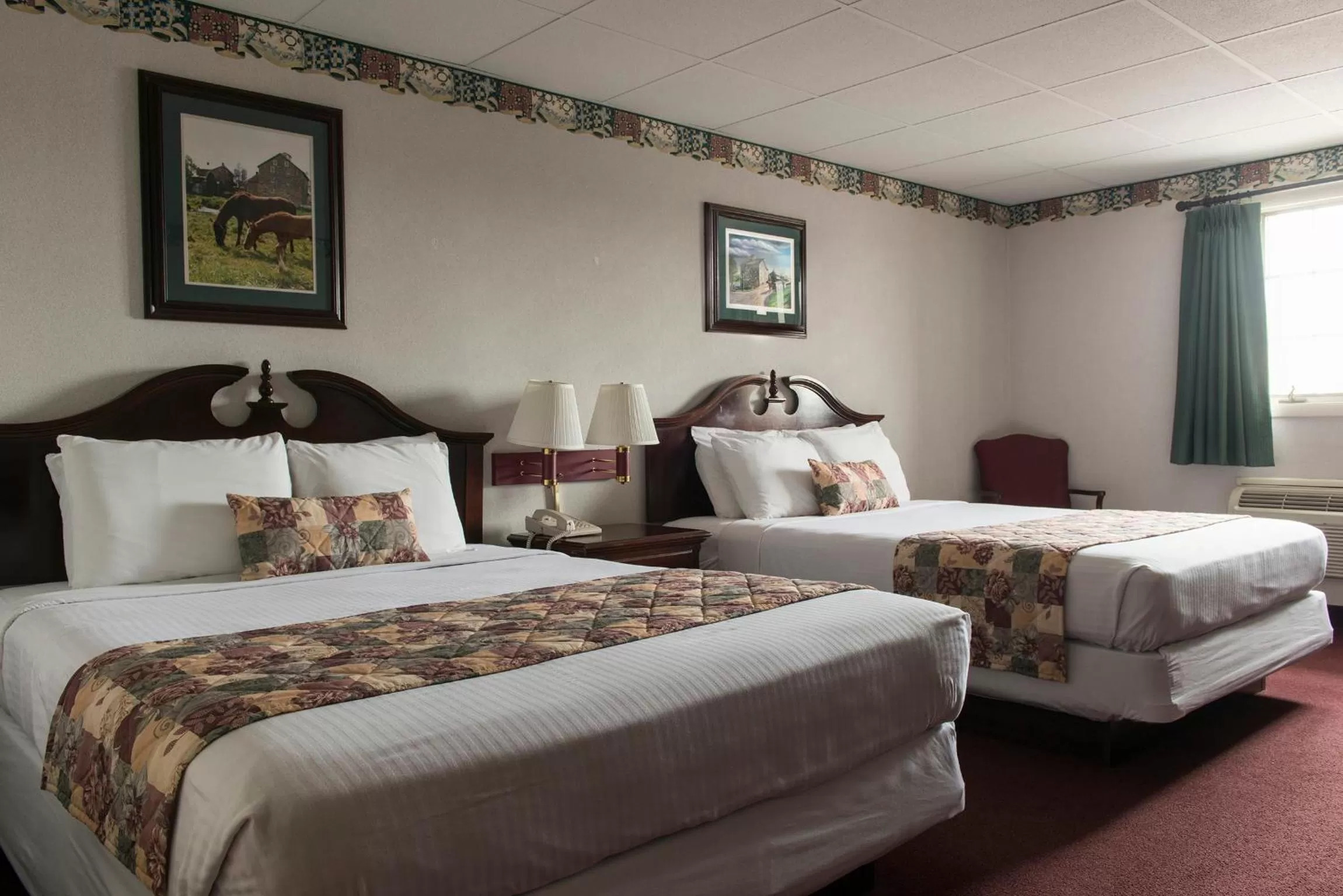 Bed in Bird-in-Hand Family Inn