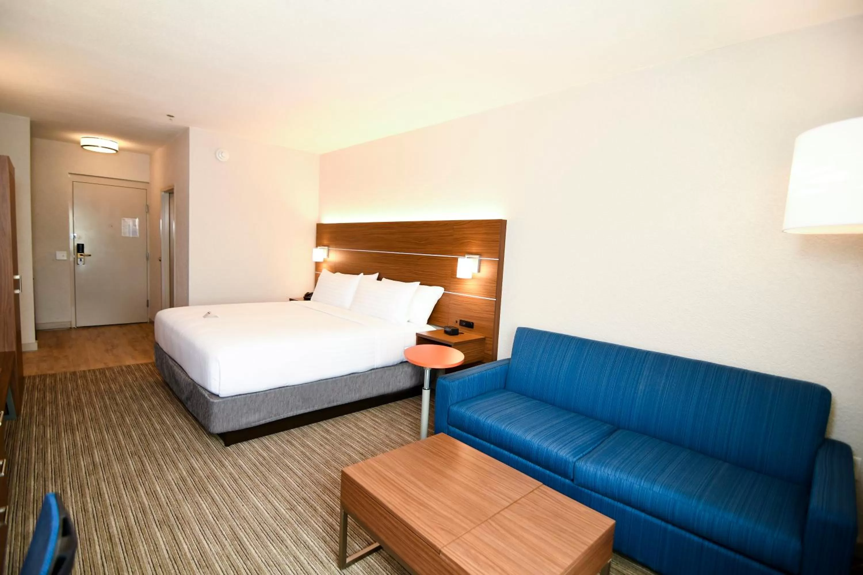 Photo of the whole room, Bed in Holiday Inn Express Hotel & Suites Port Clinton-Catawba Island by IHG