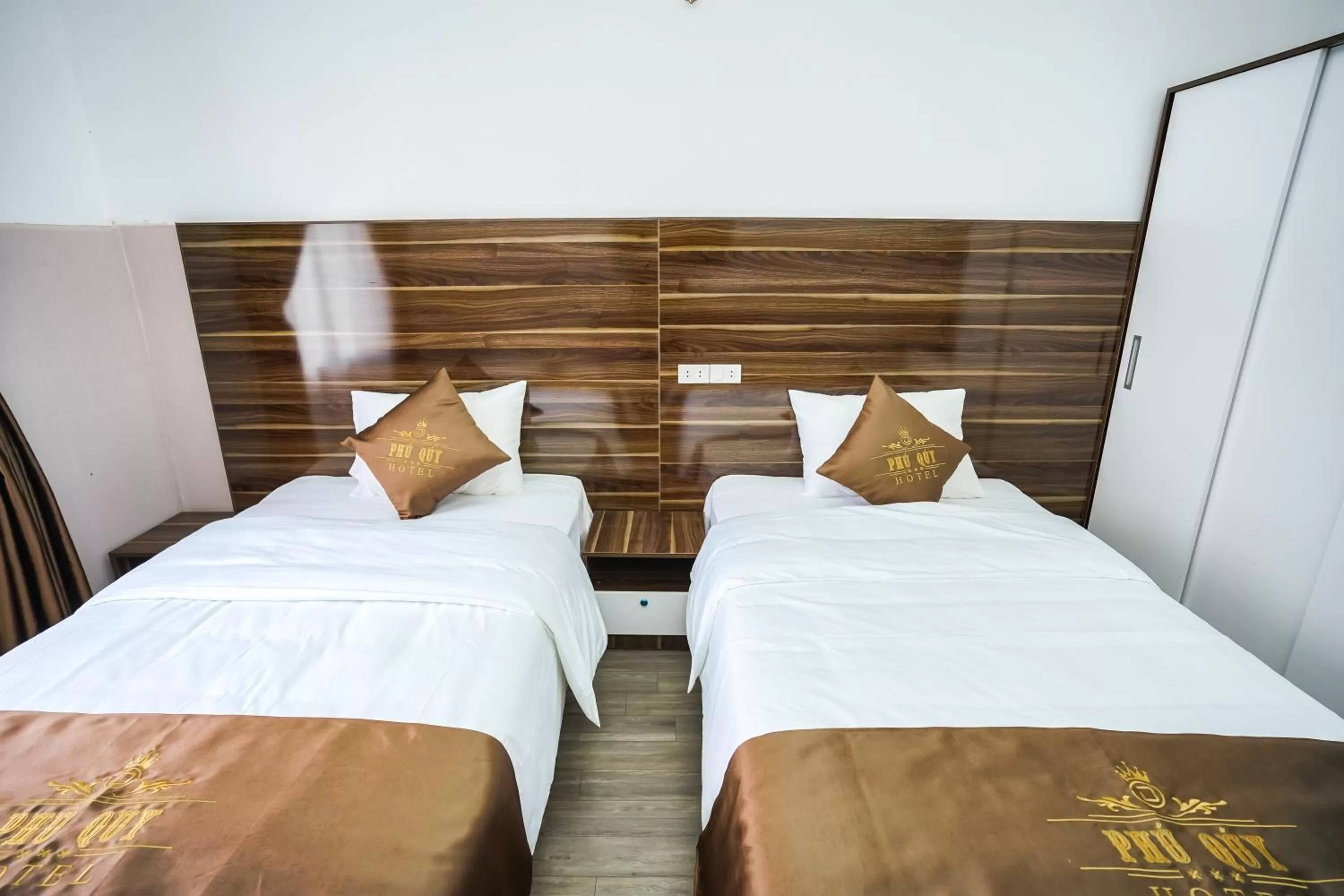 PHÚ QUÝ HOTEL near ĐÔNG KINH MARKET