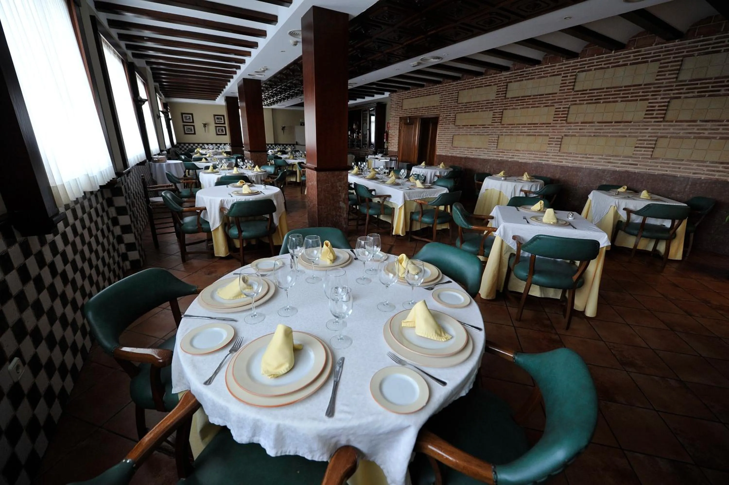 Restaurant/places to eat in Hotel Lozano