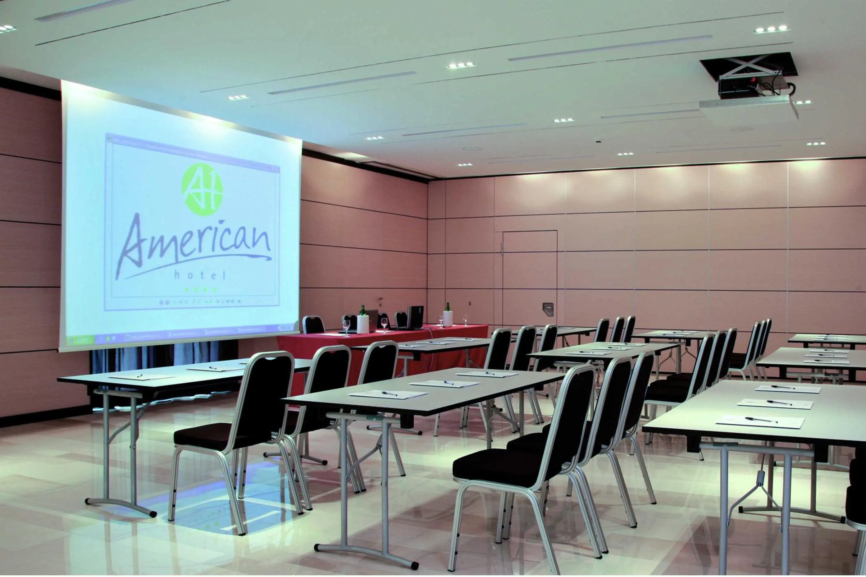 Business facilities in American Hotel