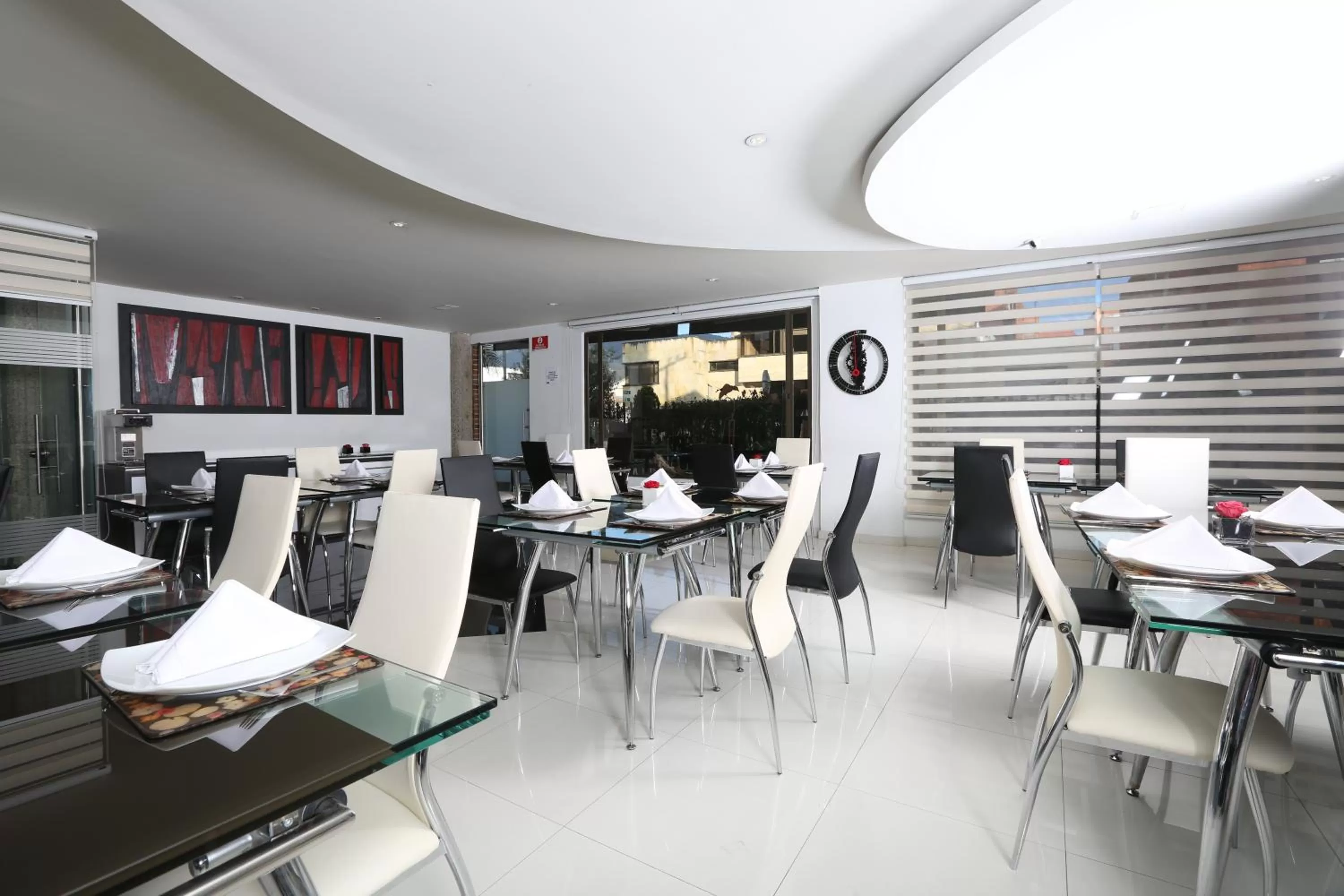 Restaurant/places to eat in Hotel Suites 108