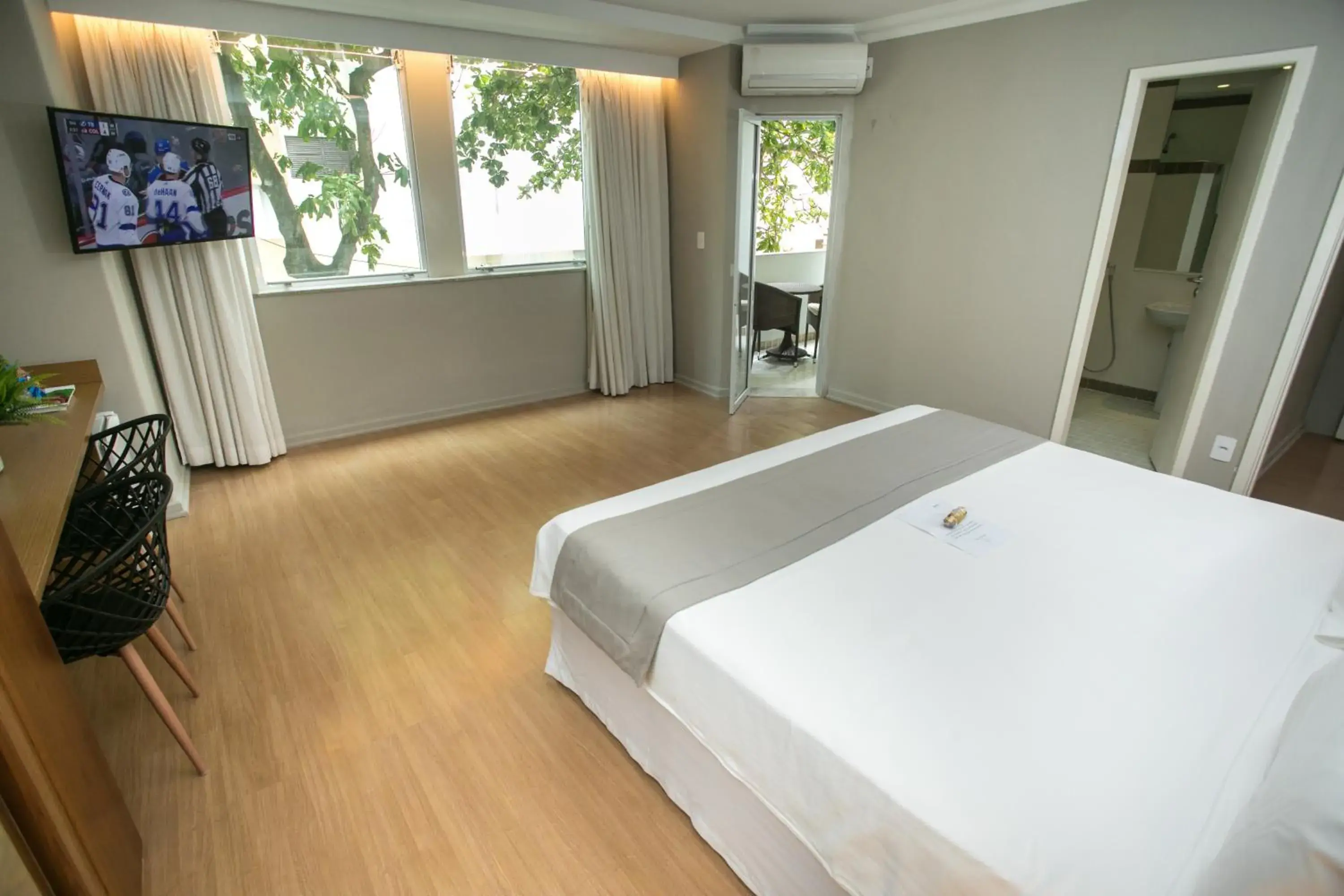 King Room with Balcony in Regency Park Hotel King Room with Balcony in Regency Park Hotel