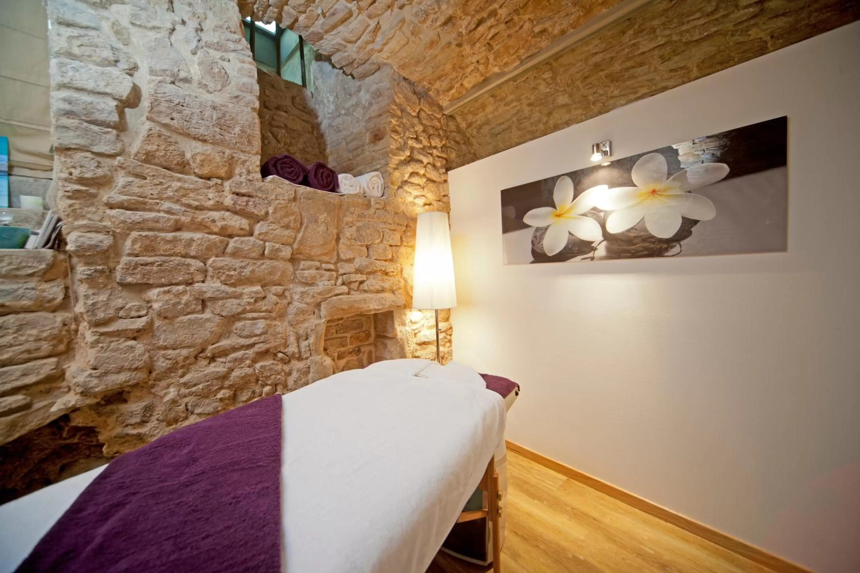 Spa and wellness centre/facilities, Bed in Hotel Le Place d'Armes - Relais & Châteaux