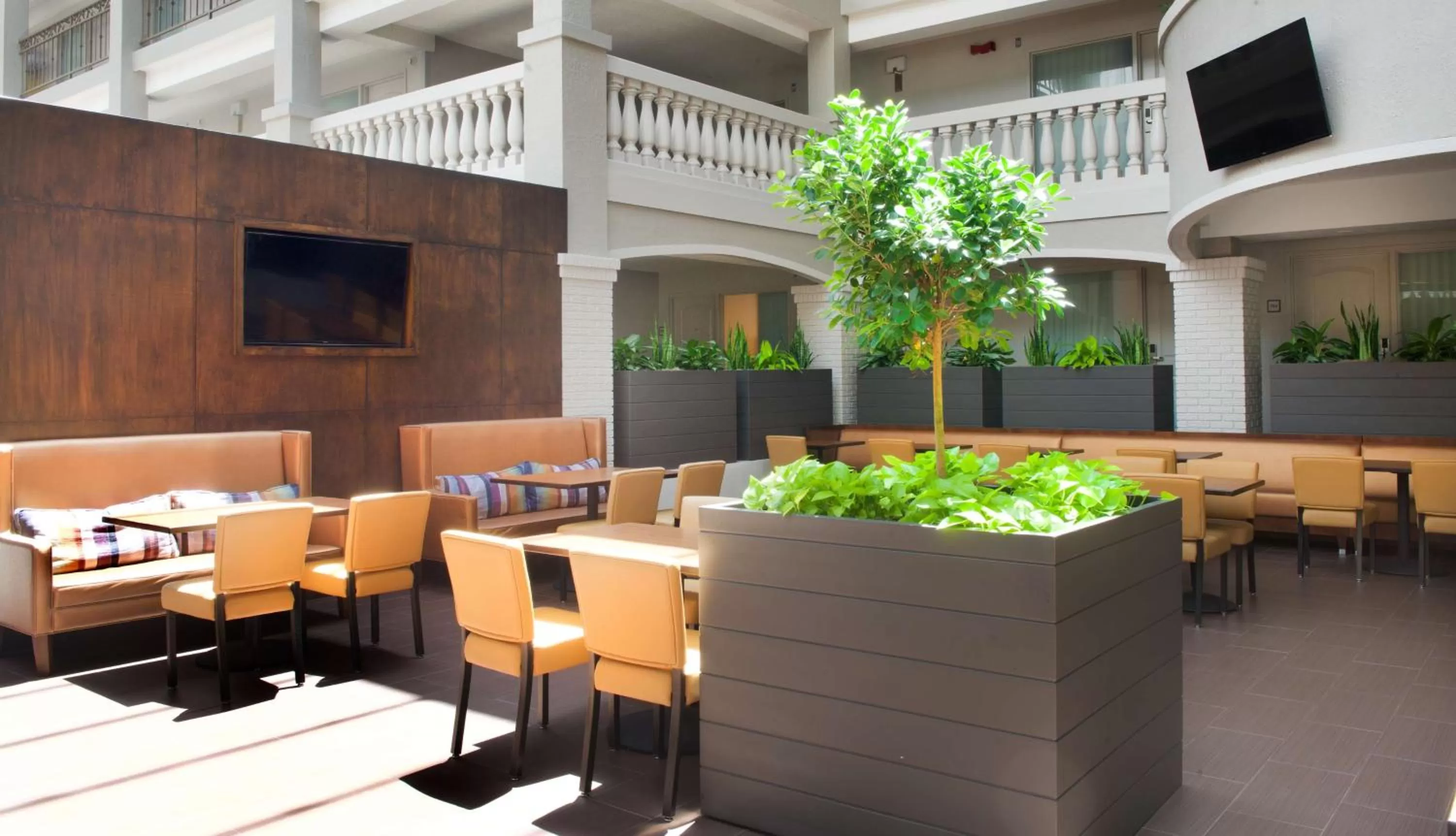 Dining area in Embassy Suites by Hilton Colorado Springs
