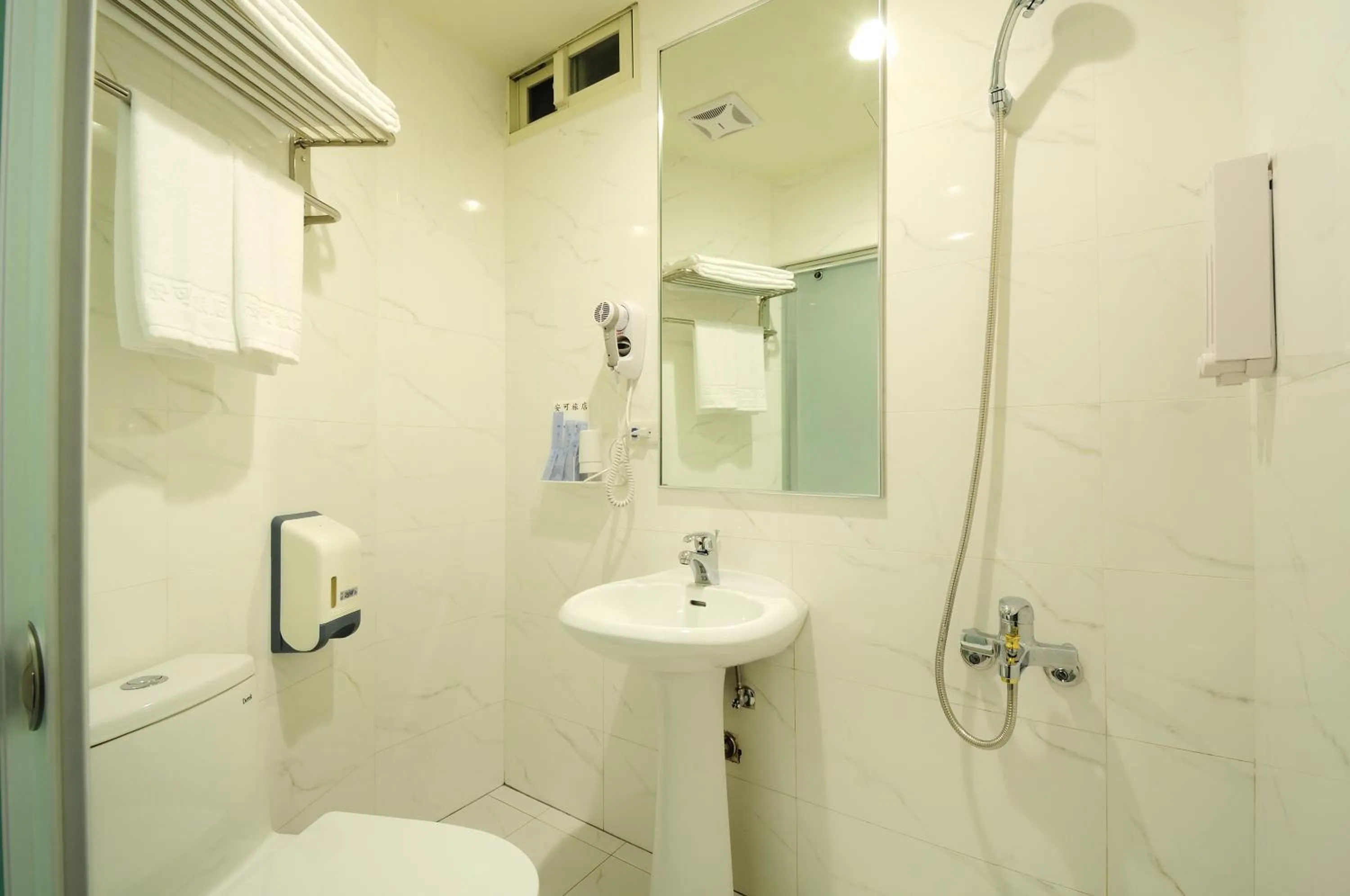 Shower in 安可旅店 Bravo Hotel