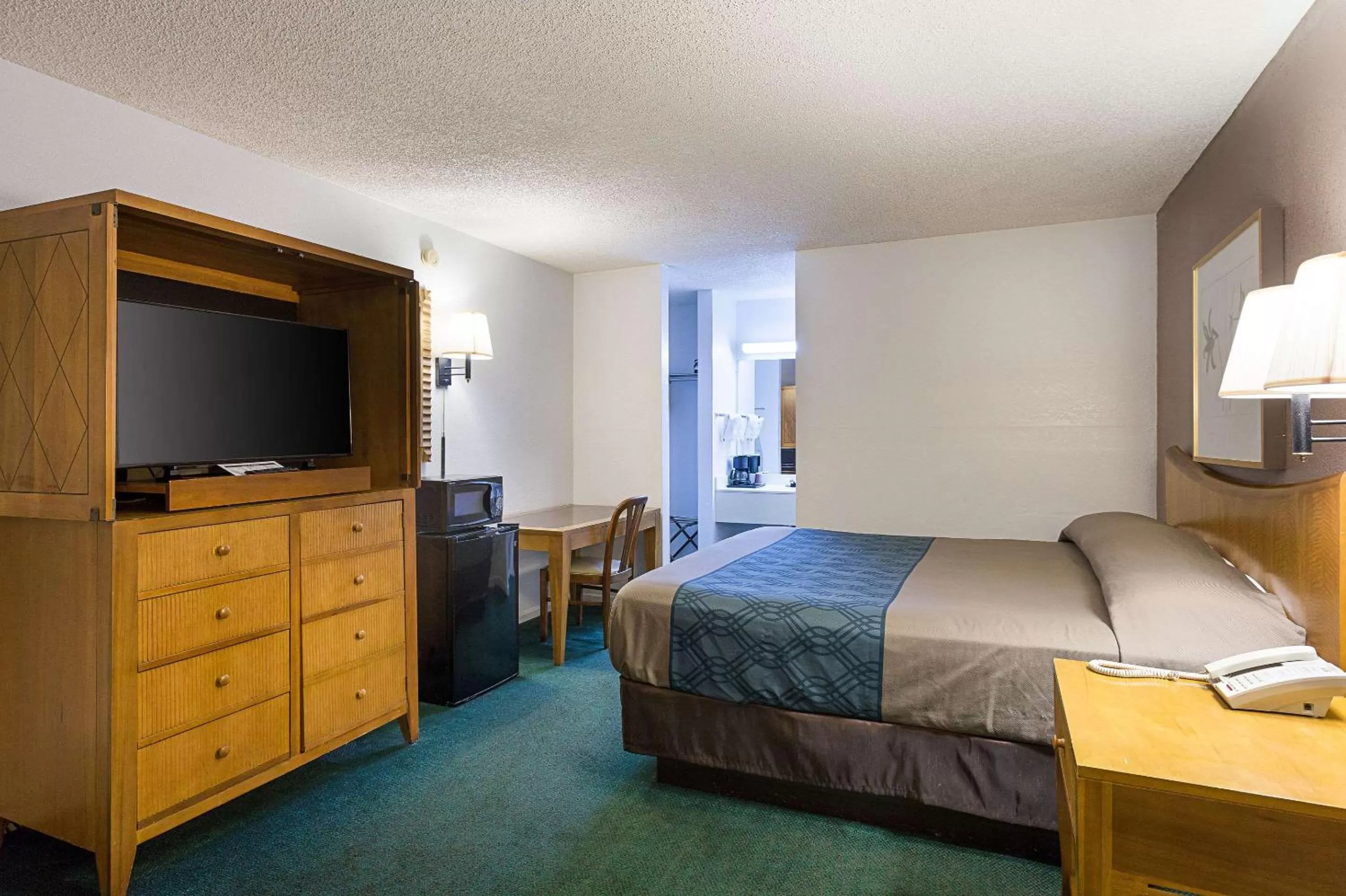 Photo of the whole room, Bed in Rodeway Inn Lake City I-75