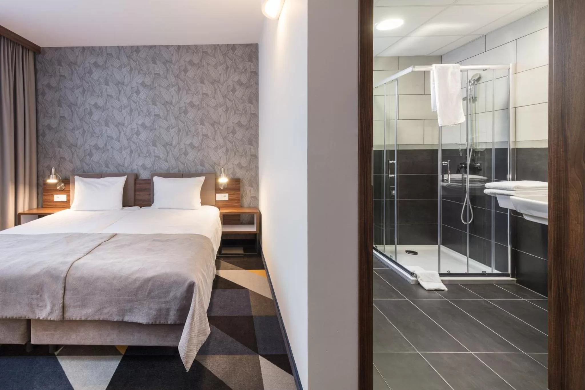 Shower, Bed in Vulcan Hotel