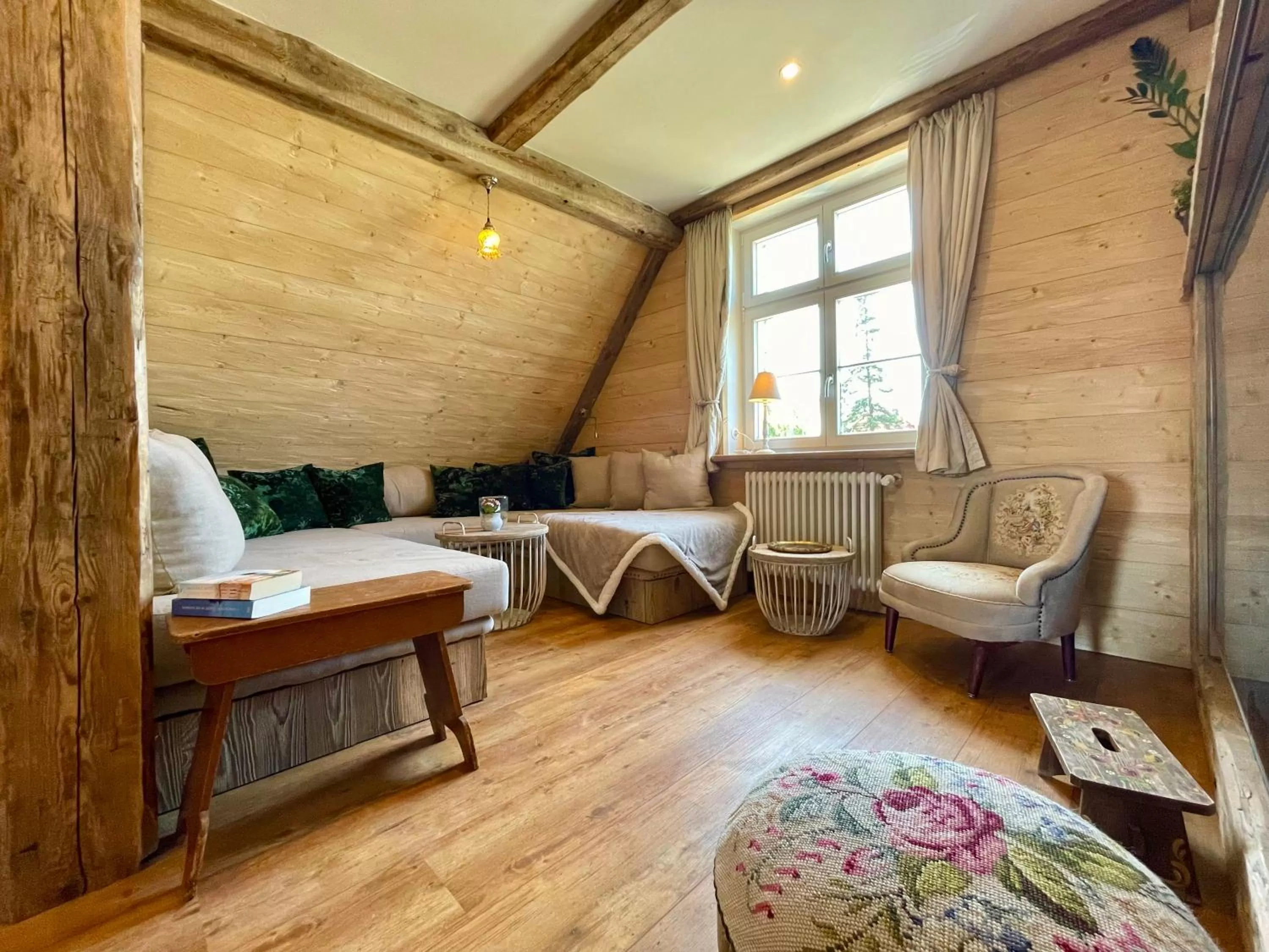 Living room, Bed in Weißt Du noch - Gästehäuser & Suiten