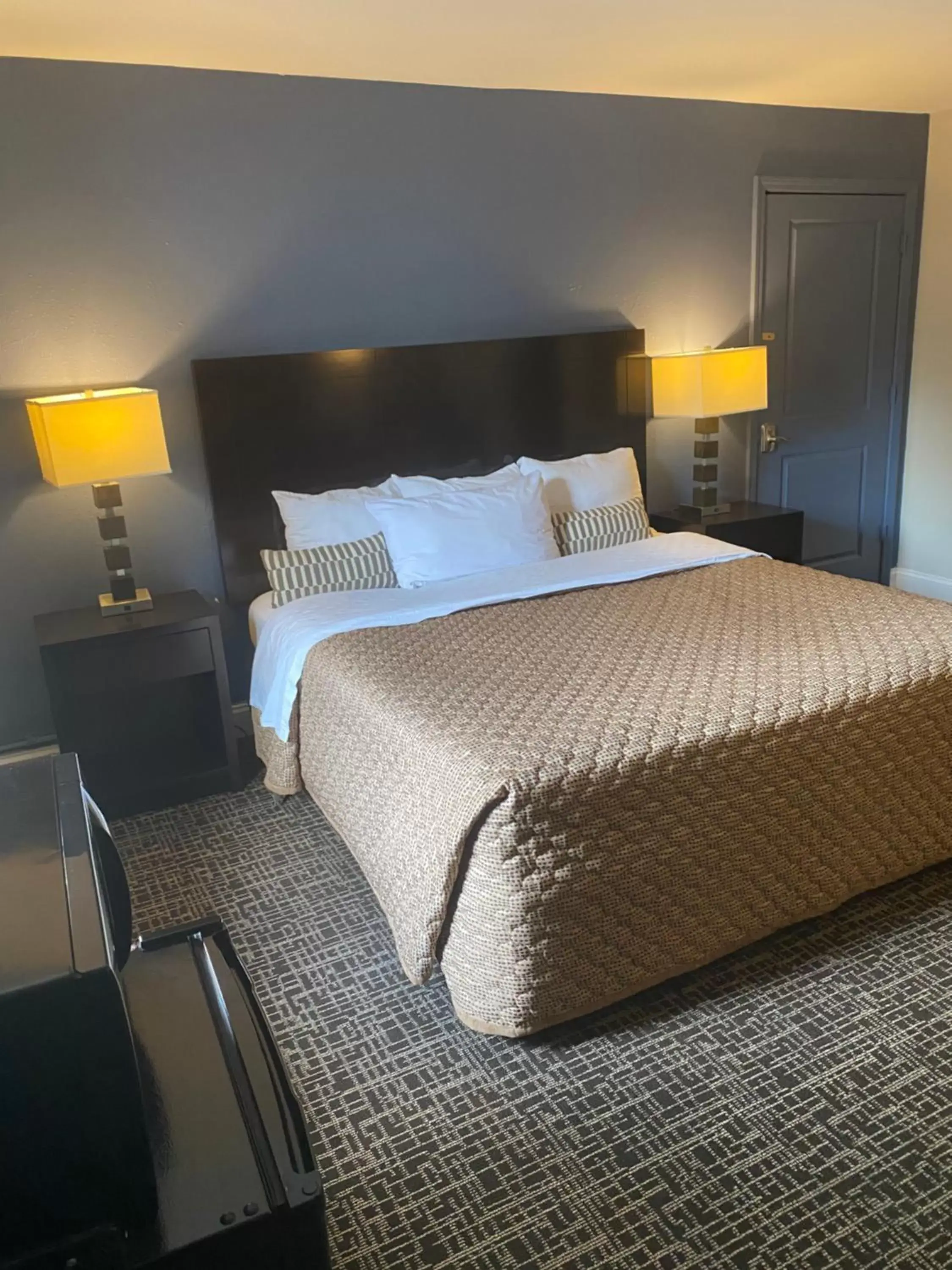 King Room - Smoking in Fairview Inn - Greensboro Airport King Room - Smoking in Fairview Inn - Greensboro Airport