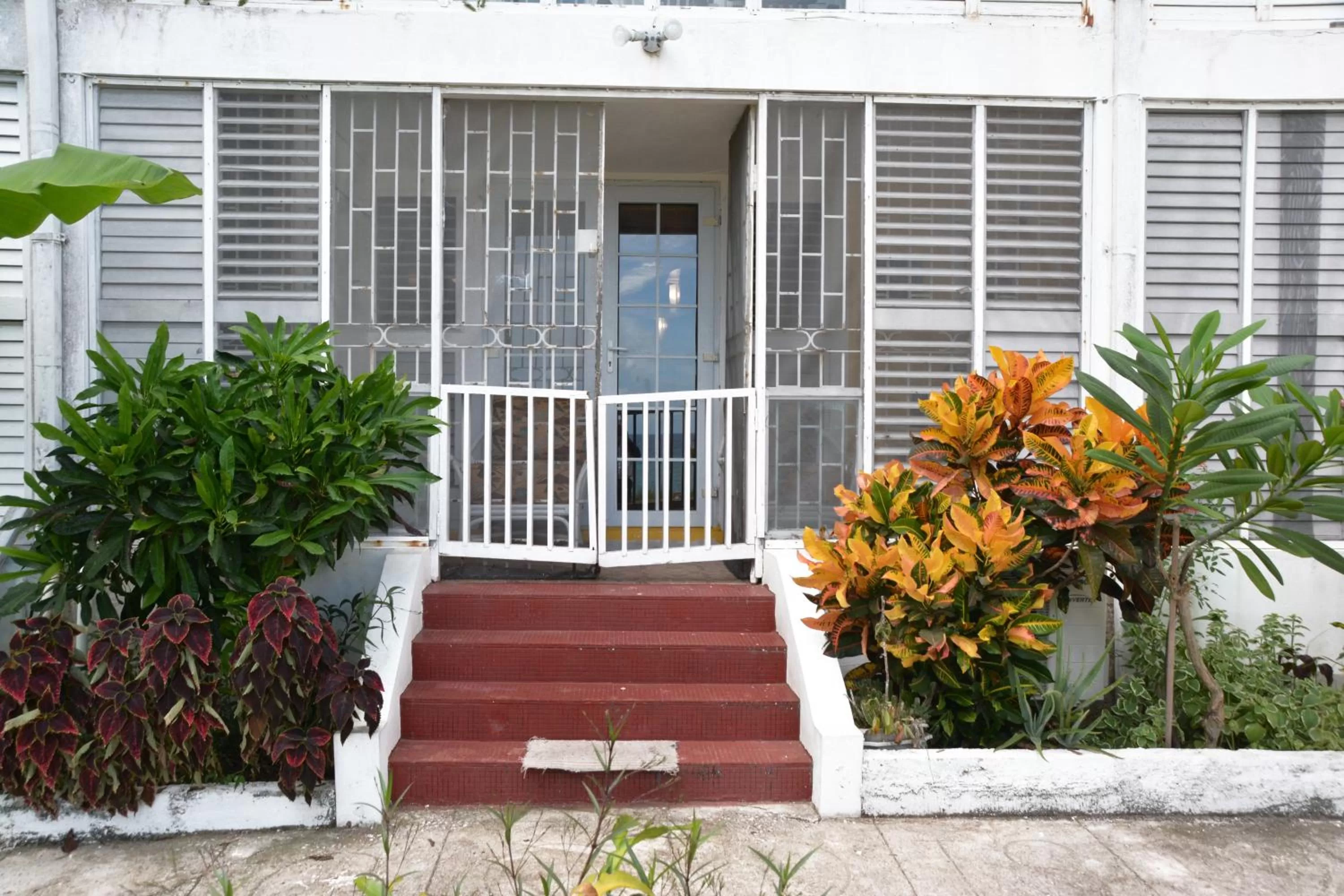 Property building in Seacastles by the beach/pool