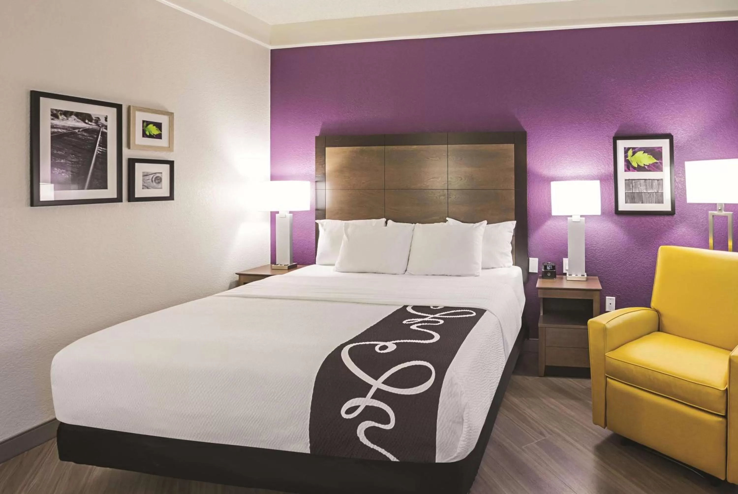 Photo of the whole room, Bed in La Quinta by Wyndham Fort Worth North