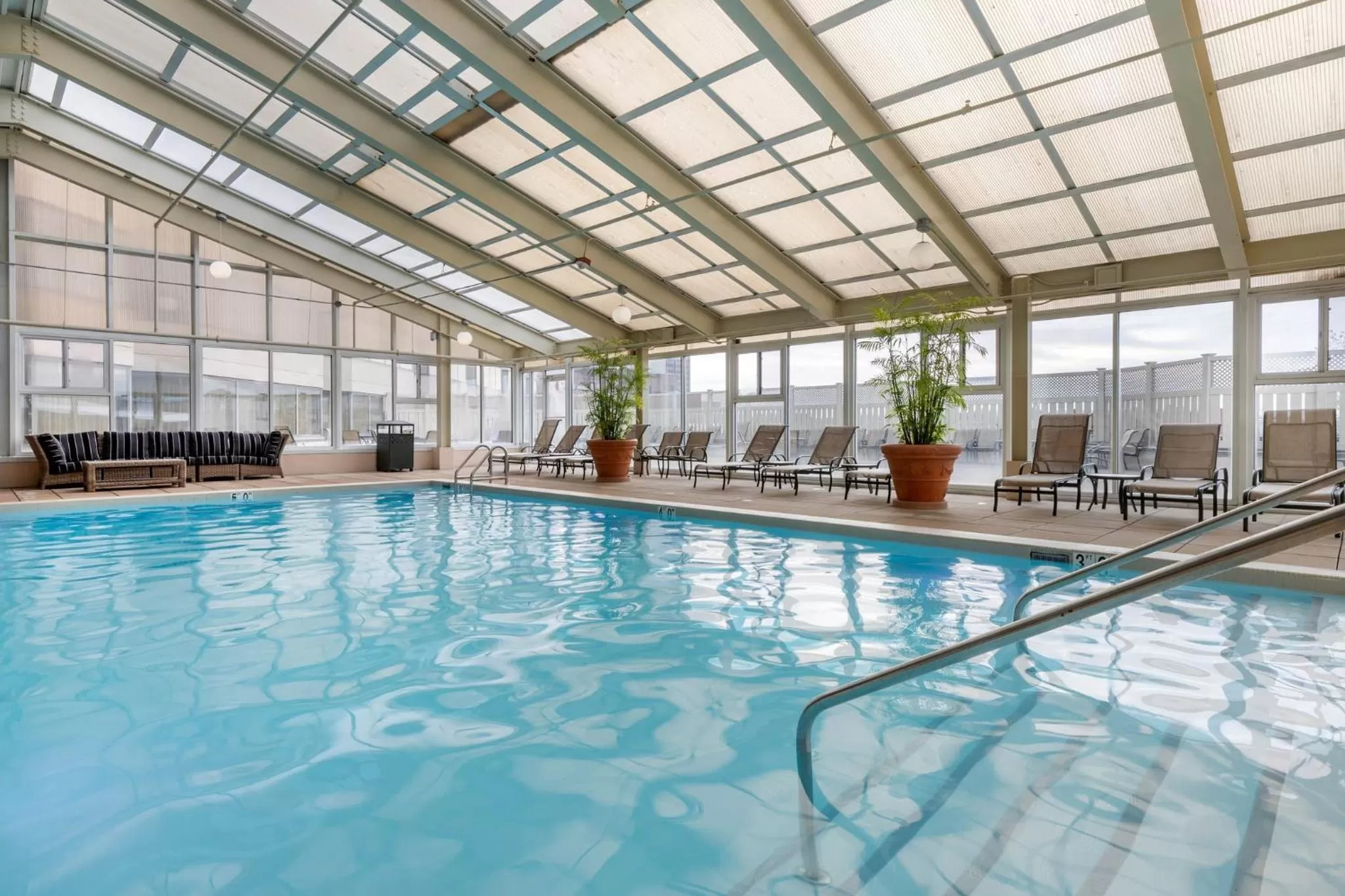 Swimming pool in Omni Richmond Hotel