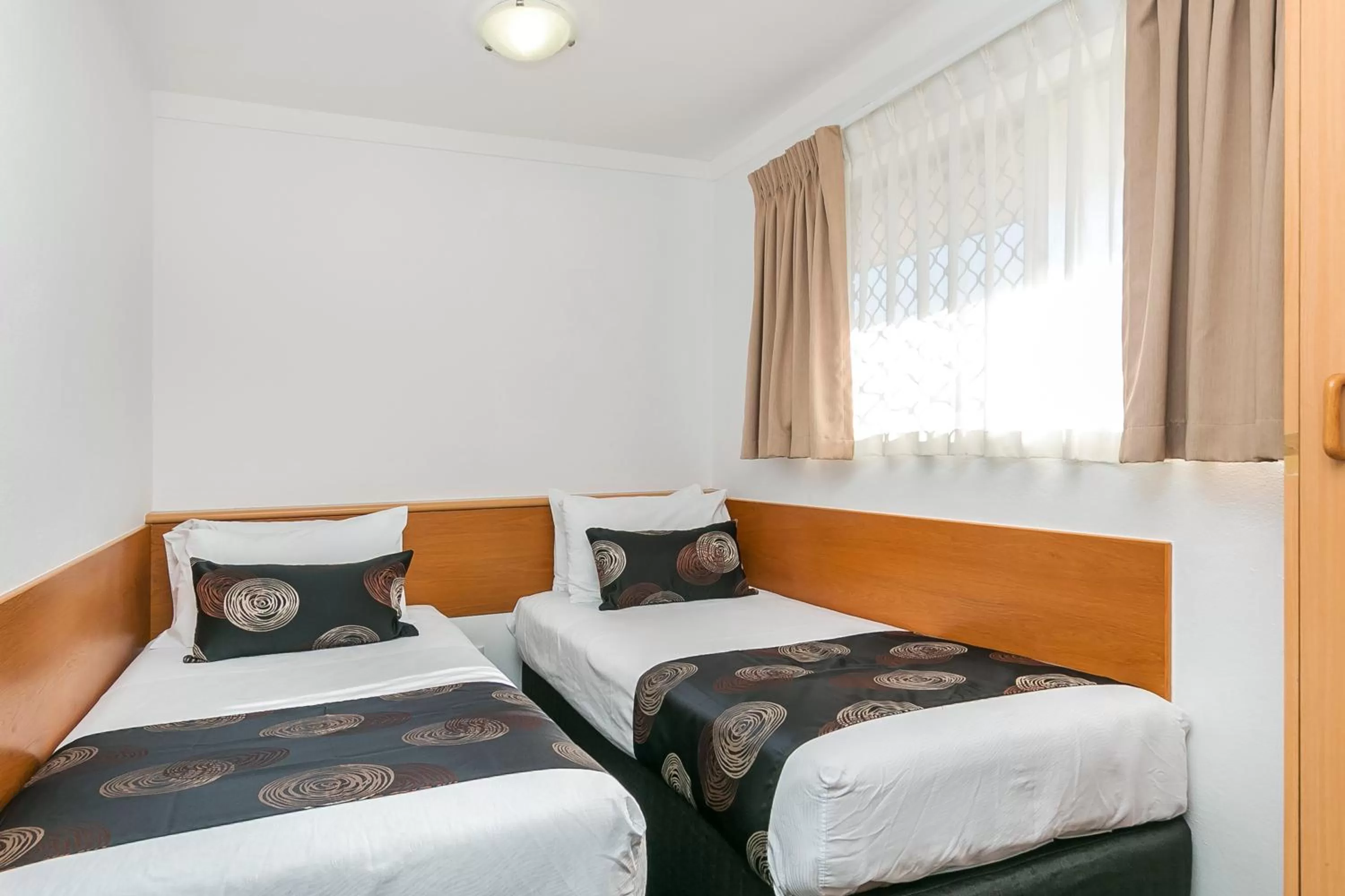 Bedroom, Bed in Flag Motor Lodge