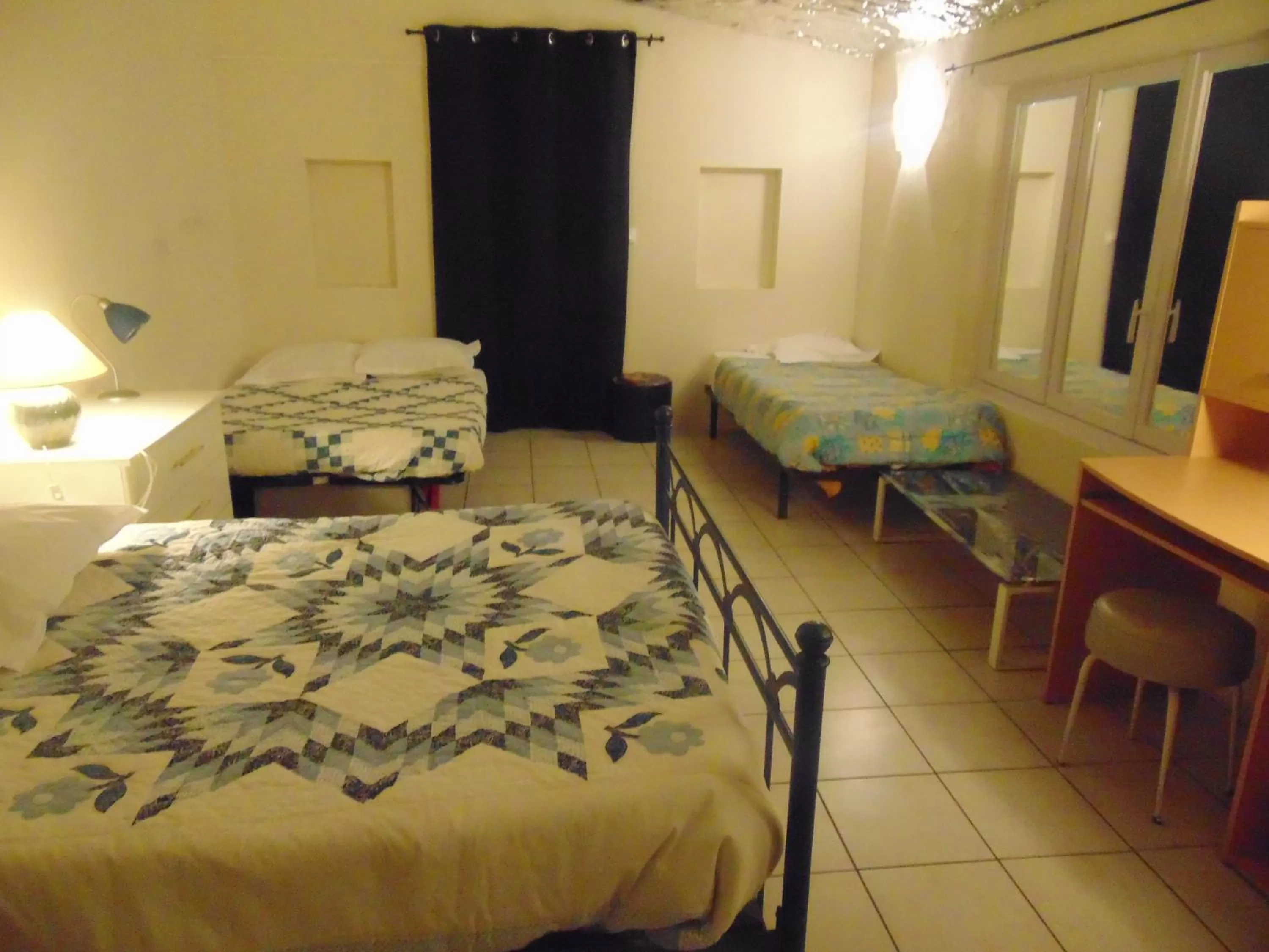 Photo of the whole room, Bed in Le Relais de la RN7