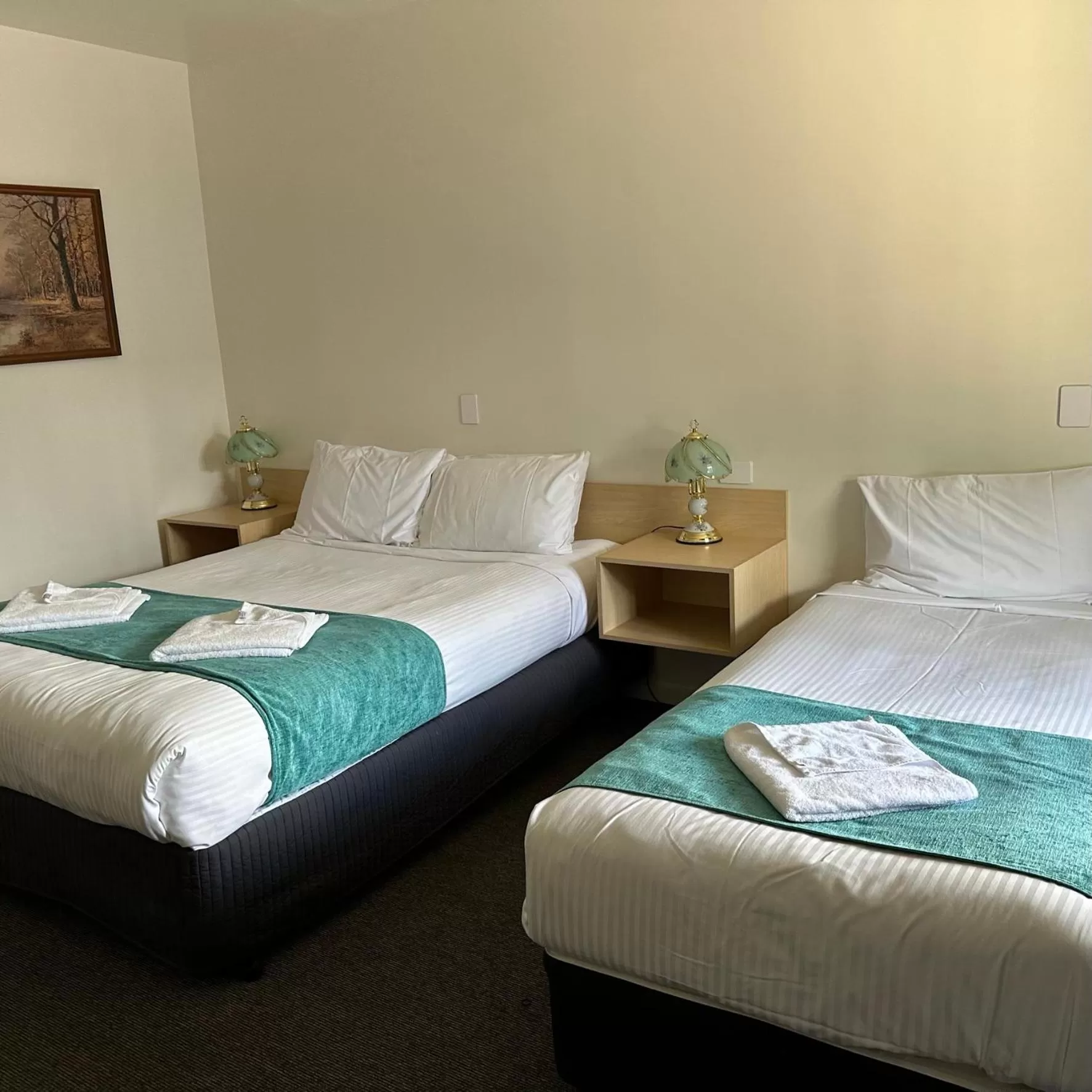 Bedroom, Bed in SHEPPARTON MOTOR INN Tudor House Motel